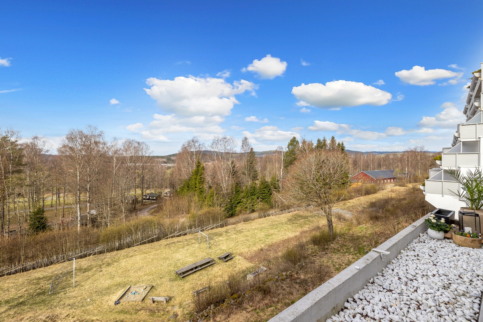 Nedenfor borettslaget går det en hyggelig tursti som tar deg til Bogstadvannet og videre inn i Sørkedalen m.m. Galleribilde