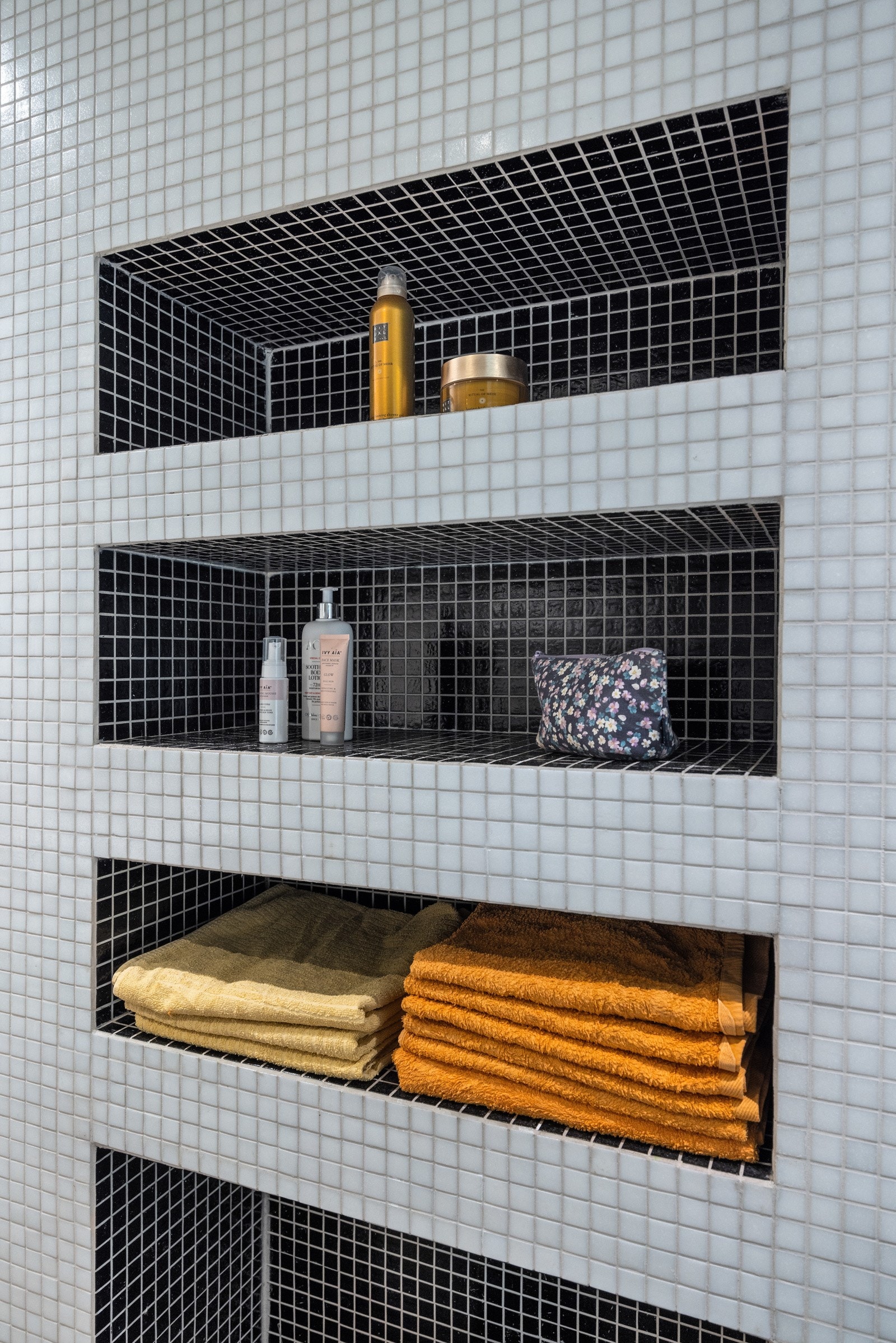 - Praktiske innebygde hyller - Galleribilde