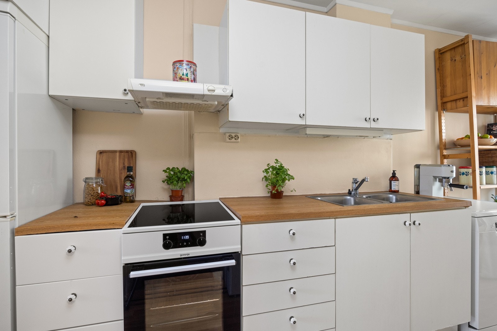 - Komfyr og kjøl-/ fryseskap medfølger. Opplegg for oppvaskmaskin - Galleribilde