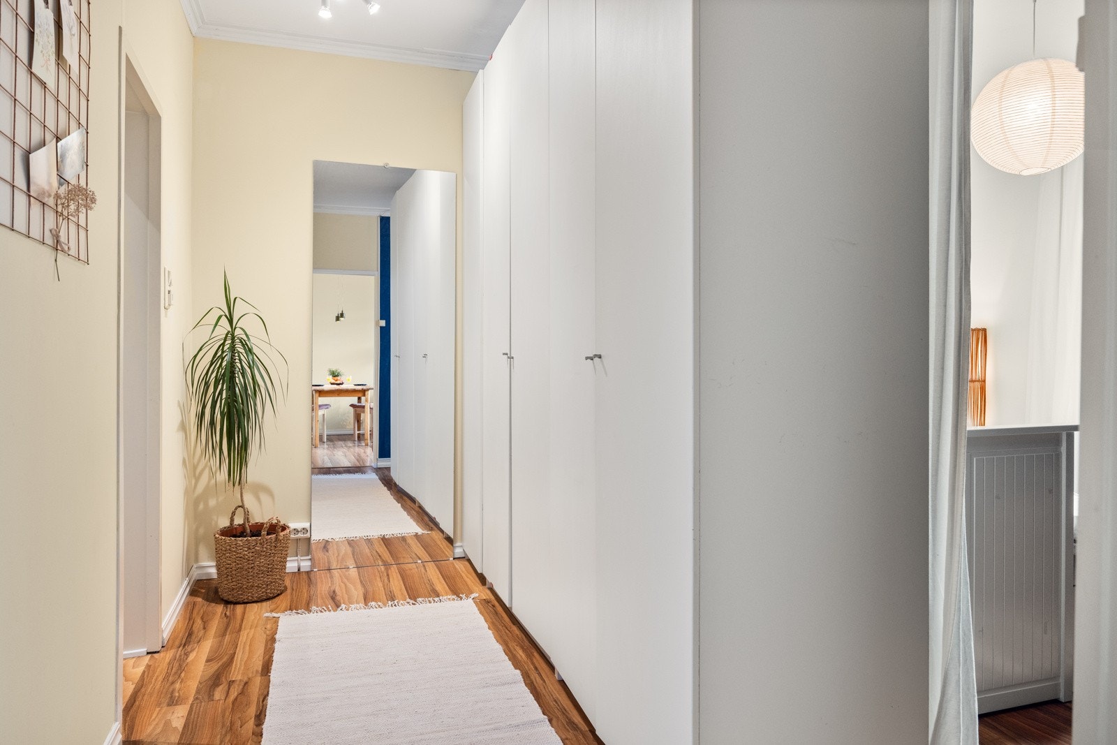 - Praktisk mellomgang mellom soverom og bad med 4-dørs garderobeskap og plass til lesekrok, bokhylle etc - Galleribilde