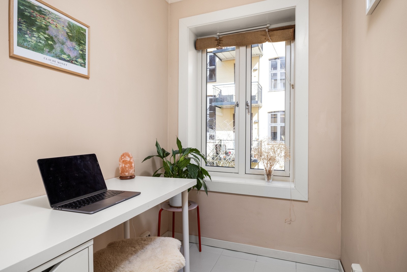 - Disponibelt rom innenfor badet som kan brukes som kontor eller walk-in-closet - Galleribilde