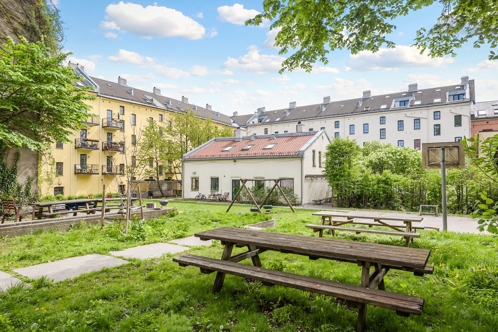 - I felles gårdsrom finner man sittegrupper, lekeapparater, gressplen, hyggelig beplantning og gangstier - Galleribilde