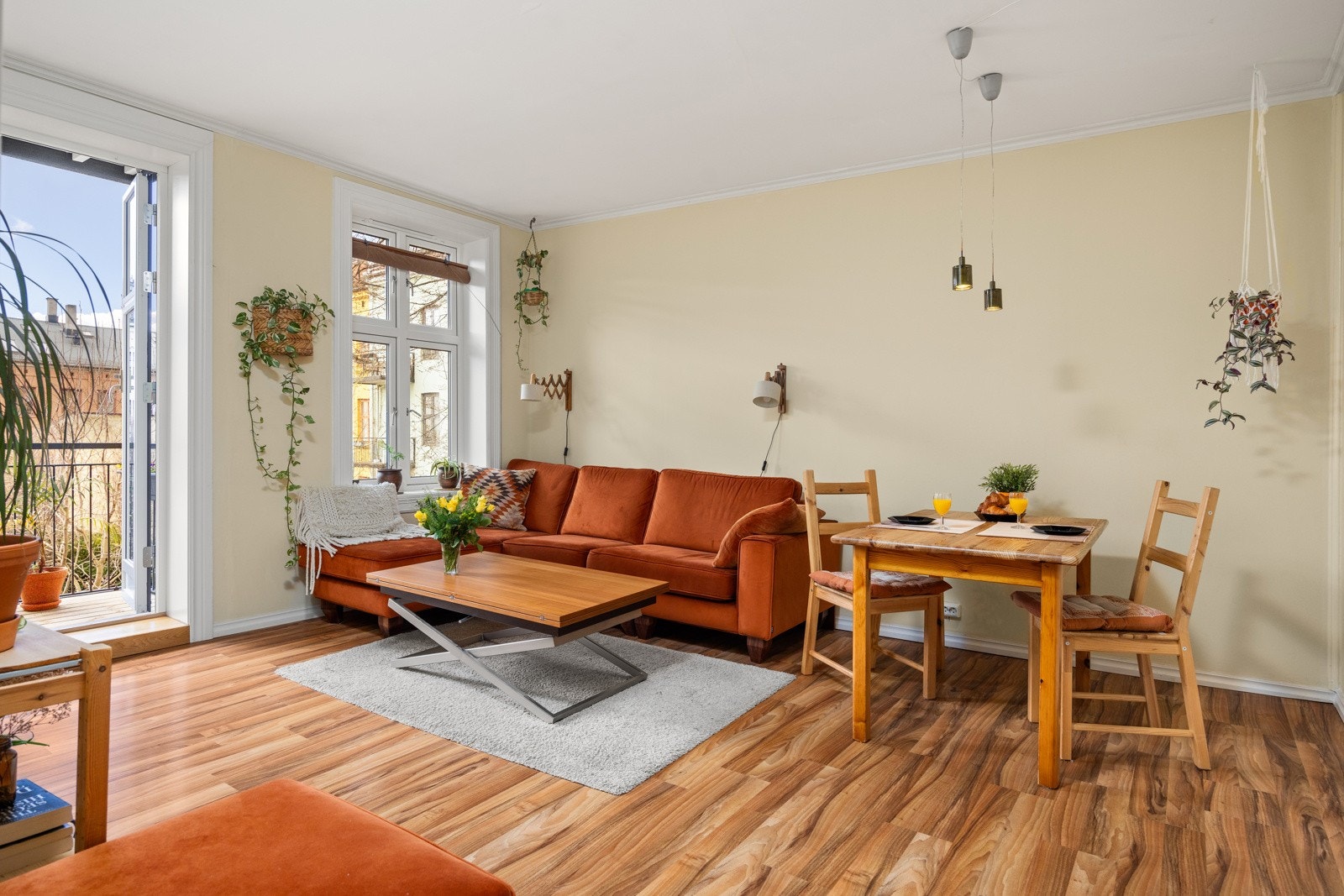 - Lyst, luftig rom med god takhøyde (2,66 meter) og store vindusflater som gir svært gode lys- og utsiktsforhold og en åpen, luftig atmosfære - Galleribilde