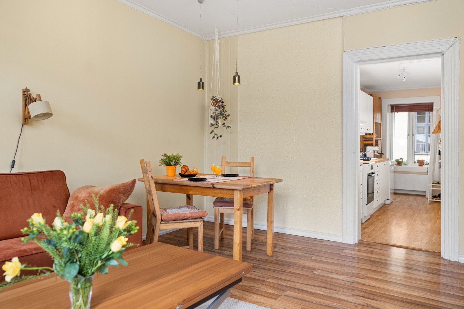 - Leiligheten ligger i bygning i indre gårdsrom, skjermet fra trafikk og støy - Galleribilde