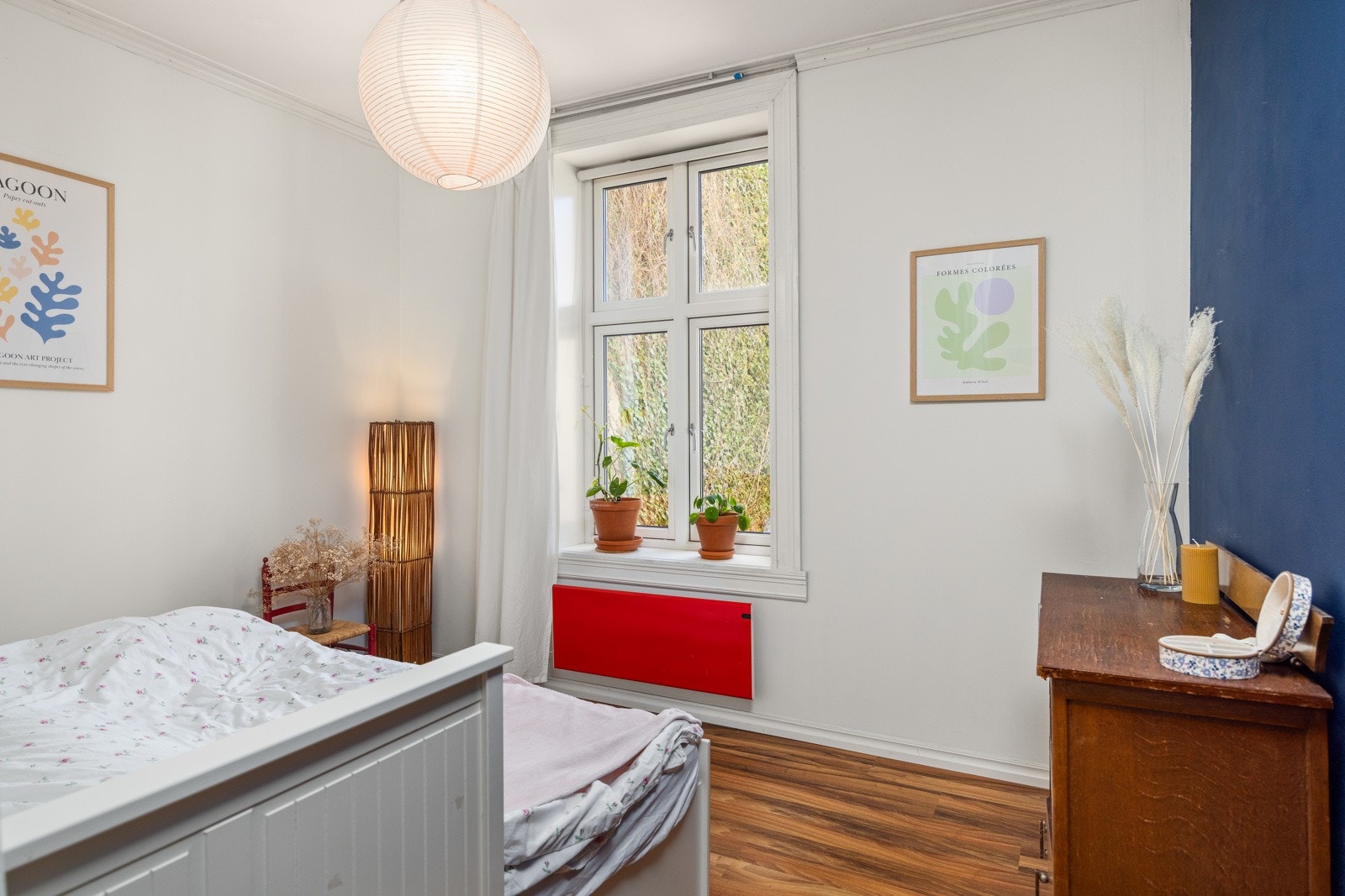 - Luftig soverom vendt mot flott beplantet indre gårdsrom, skjermet fra trafikk og støy - Galleribilde