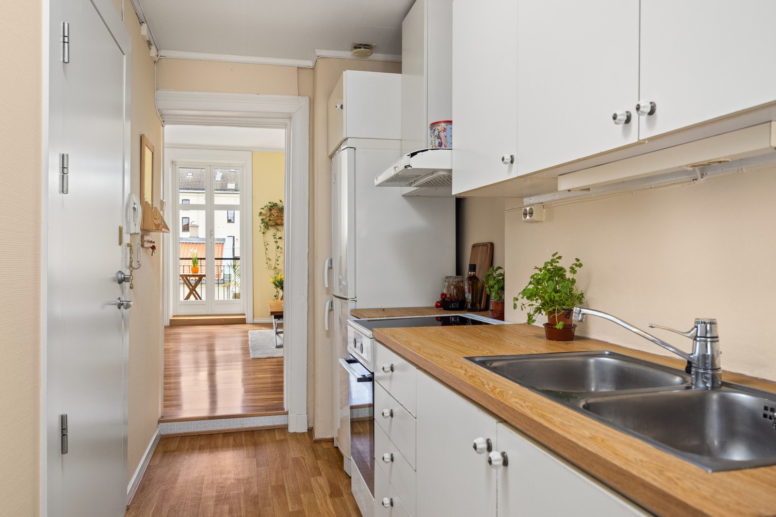 - Ventilator over komfyr og lys under overskap - Galleribilde