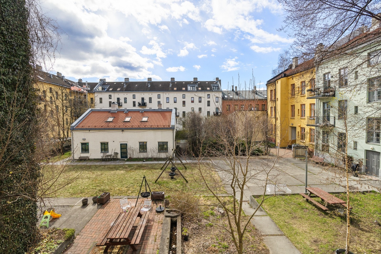 - Sydvent balkong med gode solforhold og nydelig utsikt mot felles gårdsrom - Galleribilde