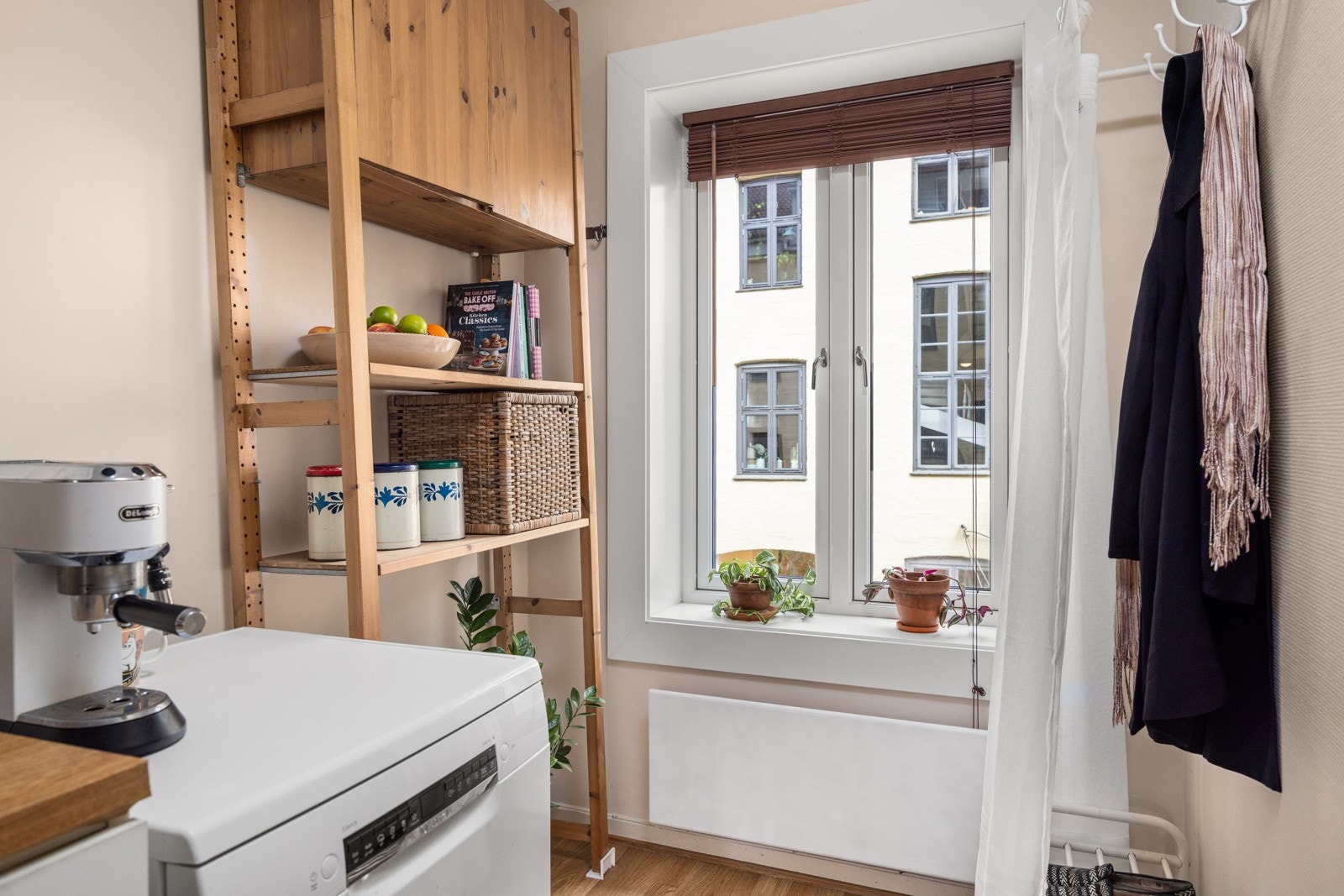 - Plass til oppheng av klær og plassering av sko ved inngangsparti - Galleribilde