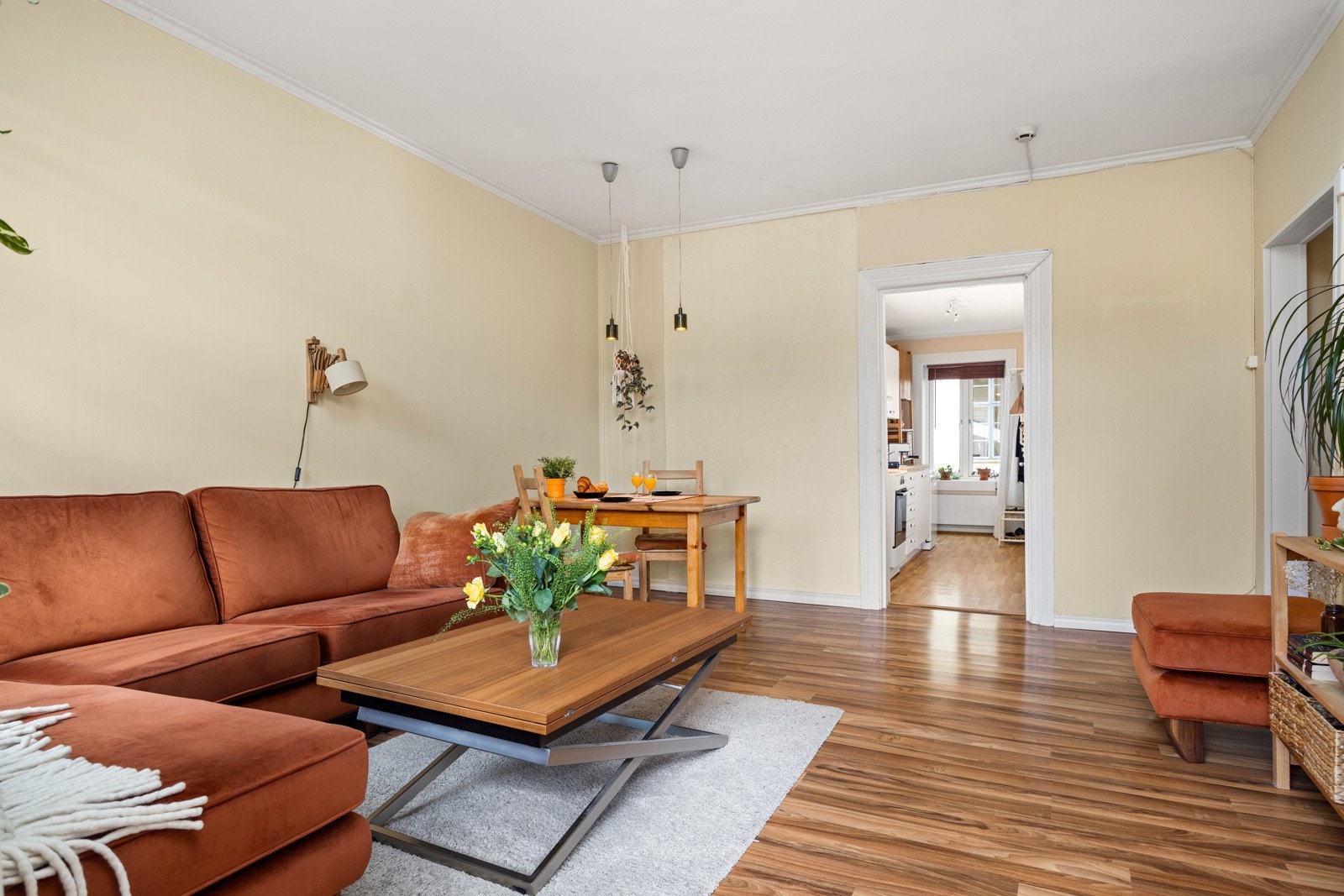 - Plass til sittegruppe, spisebord, bokhylle og reol - Galleribilde