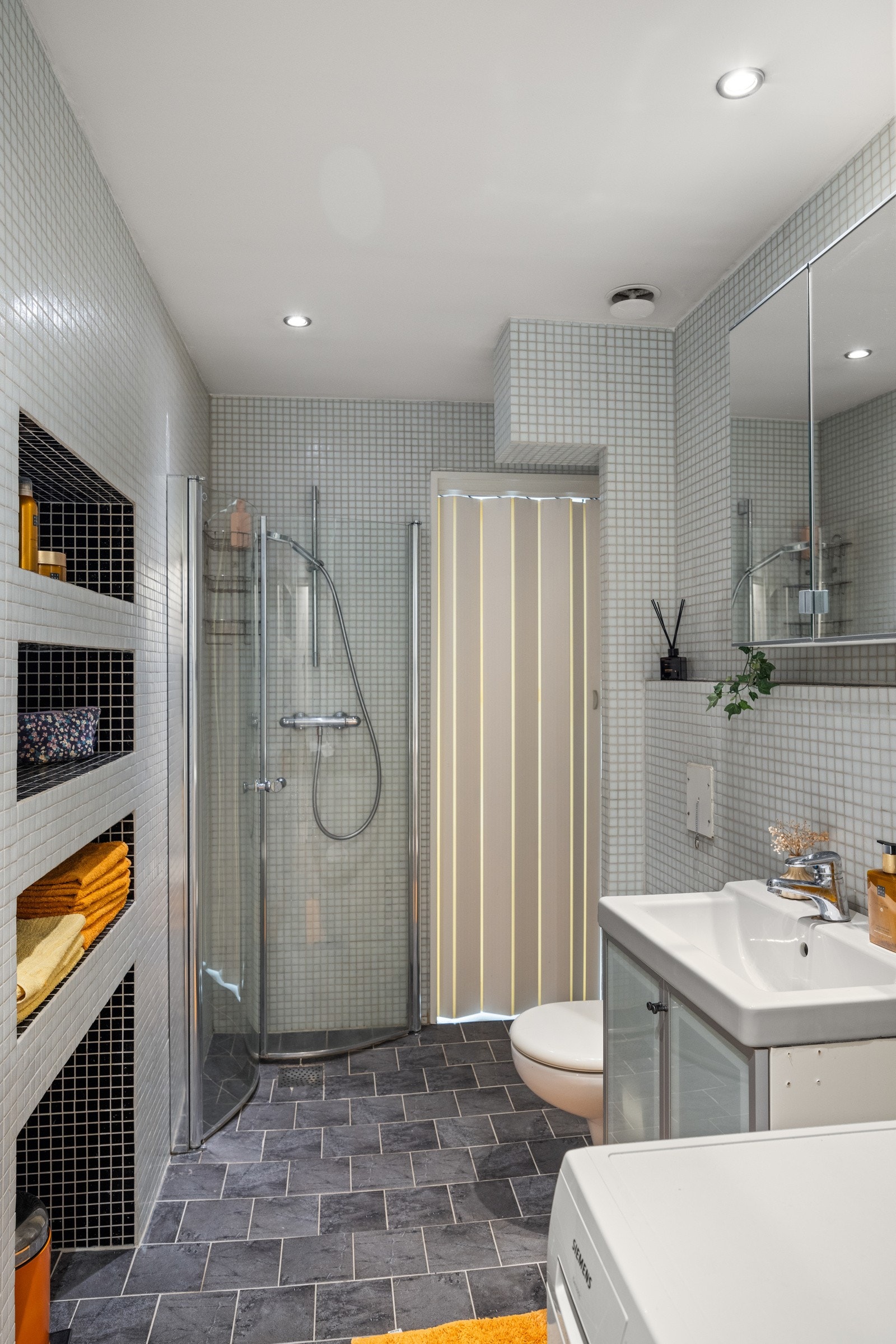 - Dusjnisje med innfellbare dusjvegger, vegghengt toalett, servant med skap, speilskap og praktiske hyller med god lagringsplass - Galleribilde