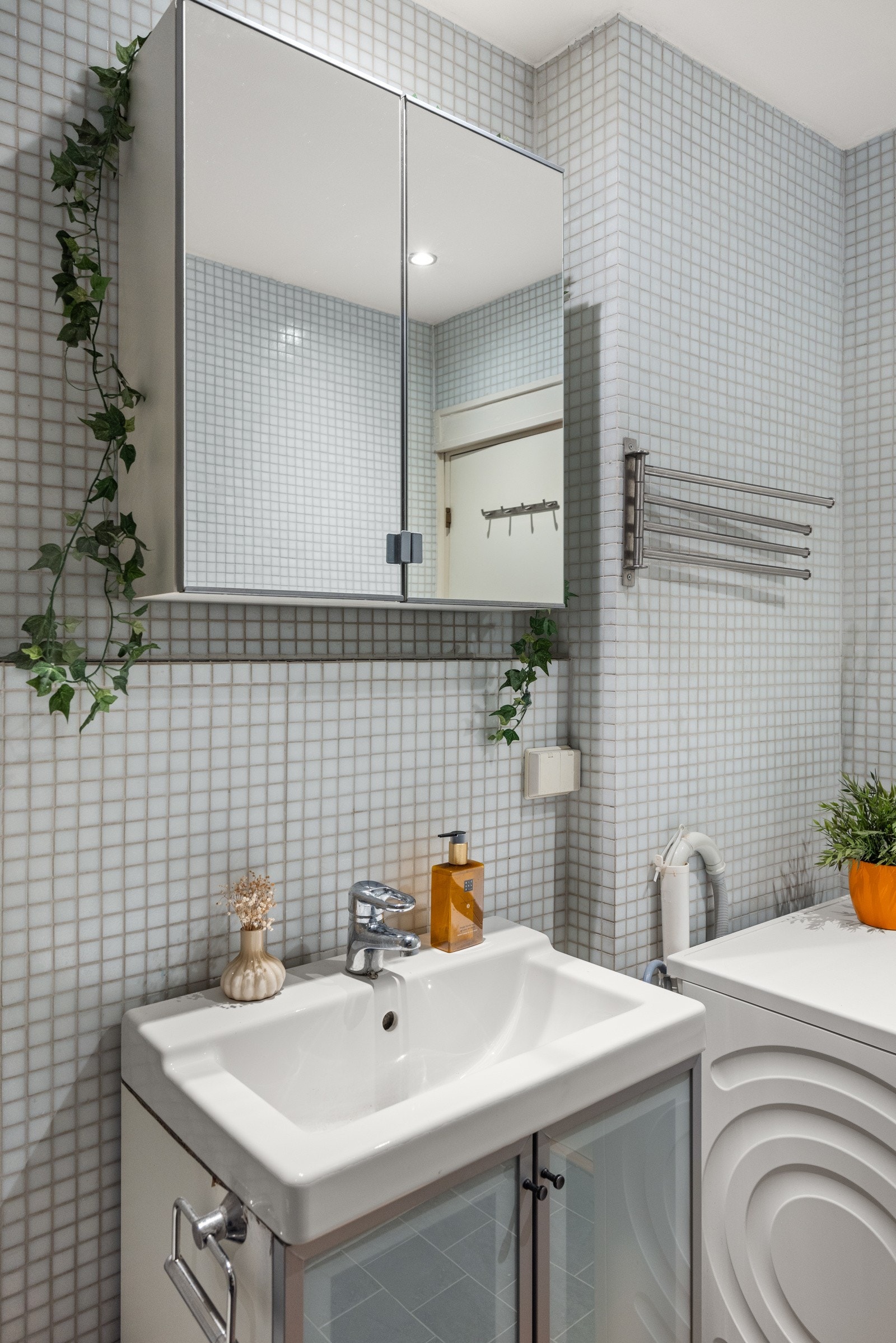 - Opplegg for vaskemaskin. Fliser med varme i gulv, fliser på vegger og malt himling med downlights - Galleribilde