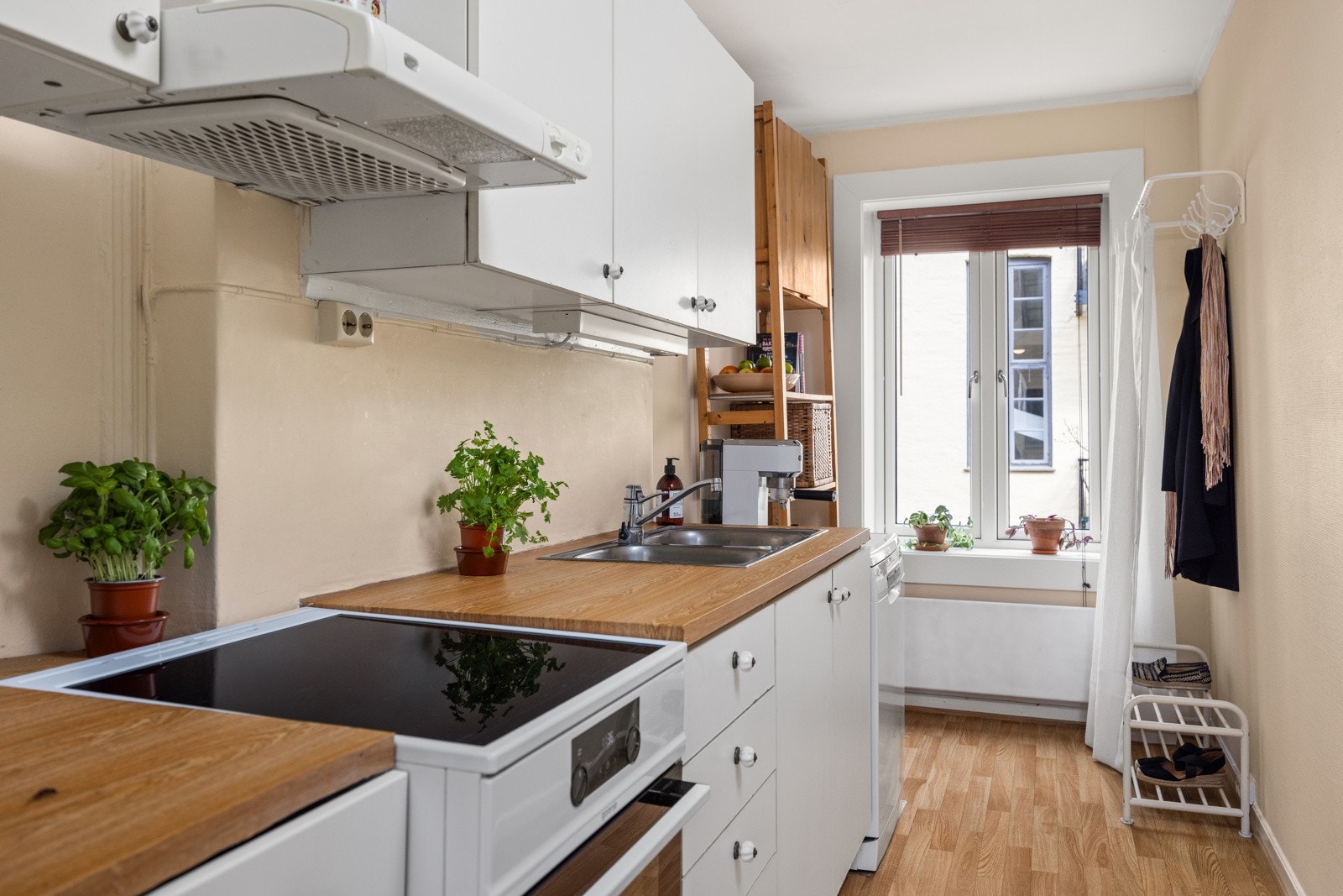 - Plass til spisebord med hyggelig utsikt mot indre gårdsrom - Galleribilde