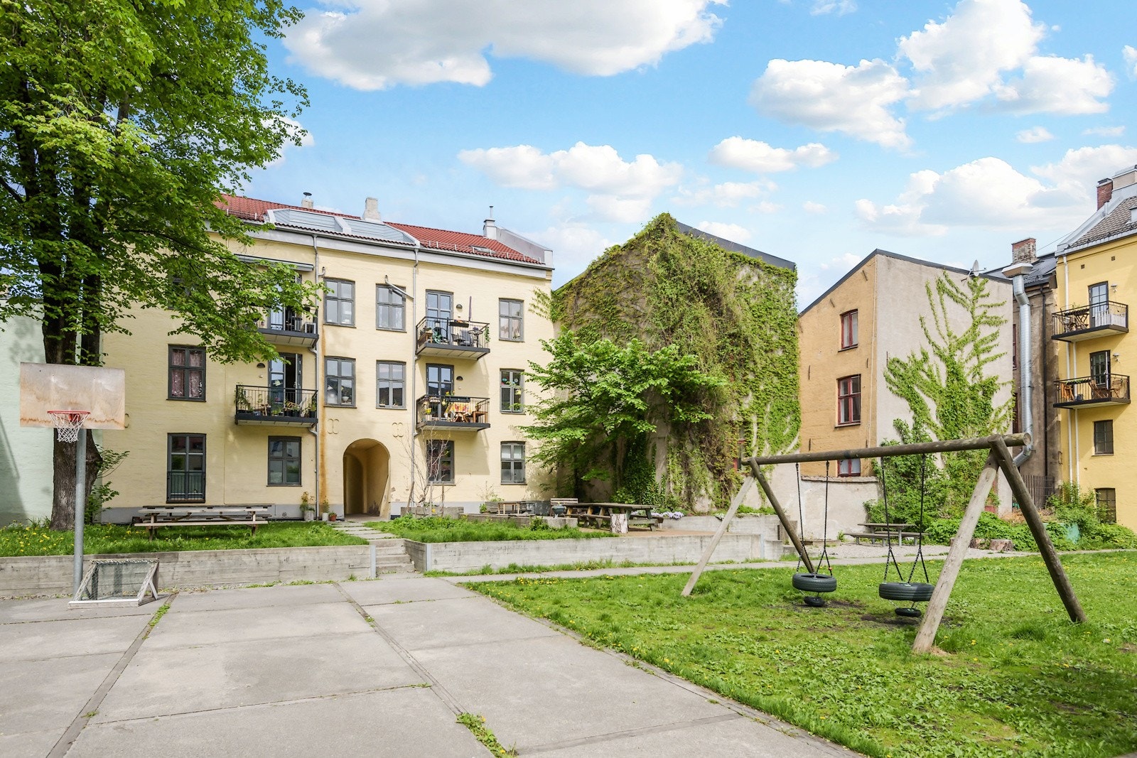 - Svært pent opparbeidet felles gårdsrom til fri benyttelse for beboerne - Galleribilde