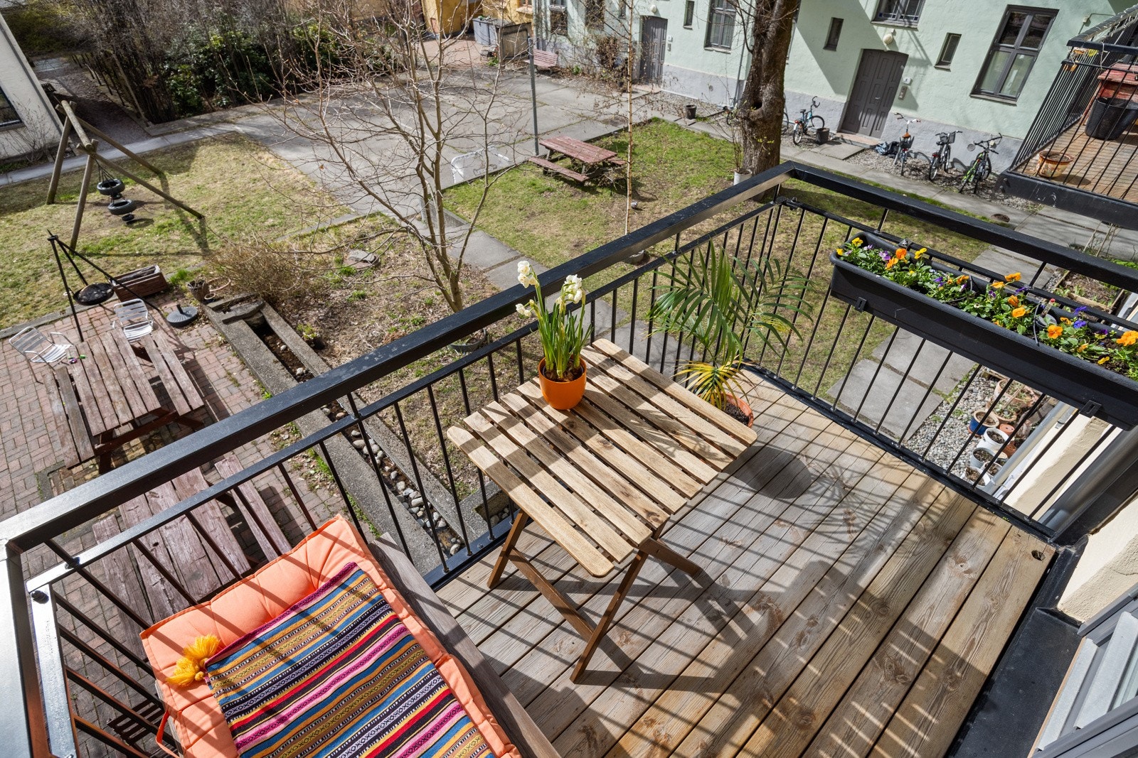 - Plass til sittegruppe, grill og beplantning - Galleribilde