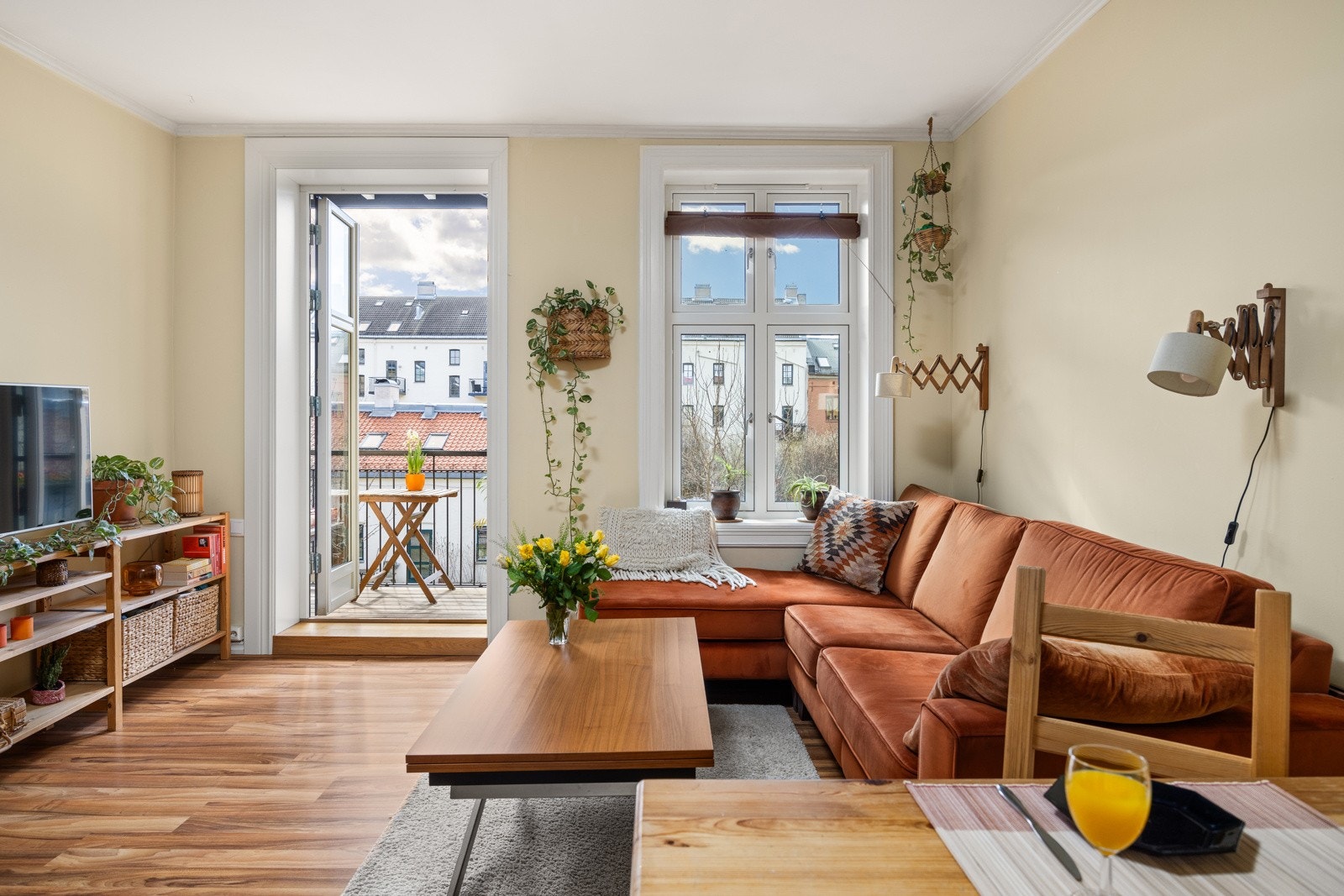 - Svært lys 2 -roms beliggende i byggets 2. etasje i klassisk Grünerløkkagård fra slutten av 1800-tallet - Galleribilde