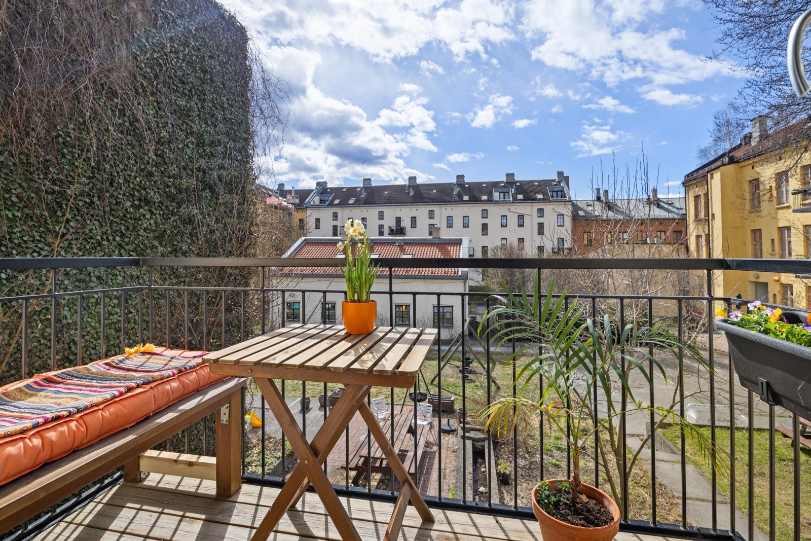 - Utgang til 3,5 m² solrik, sydvendt balkong (ny 2017) mot svært flott beplantet indre gårdsrom - Galleribilde