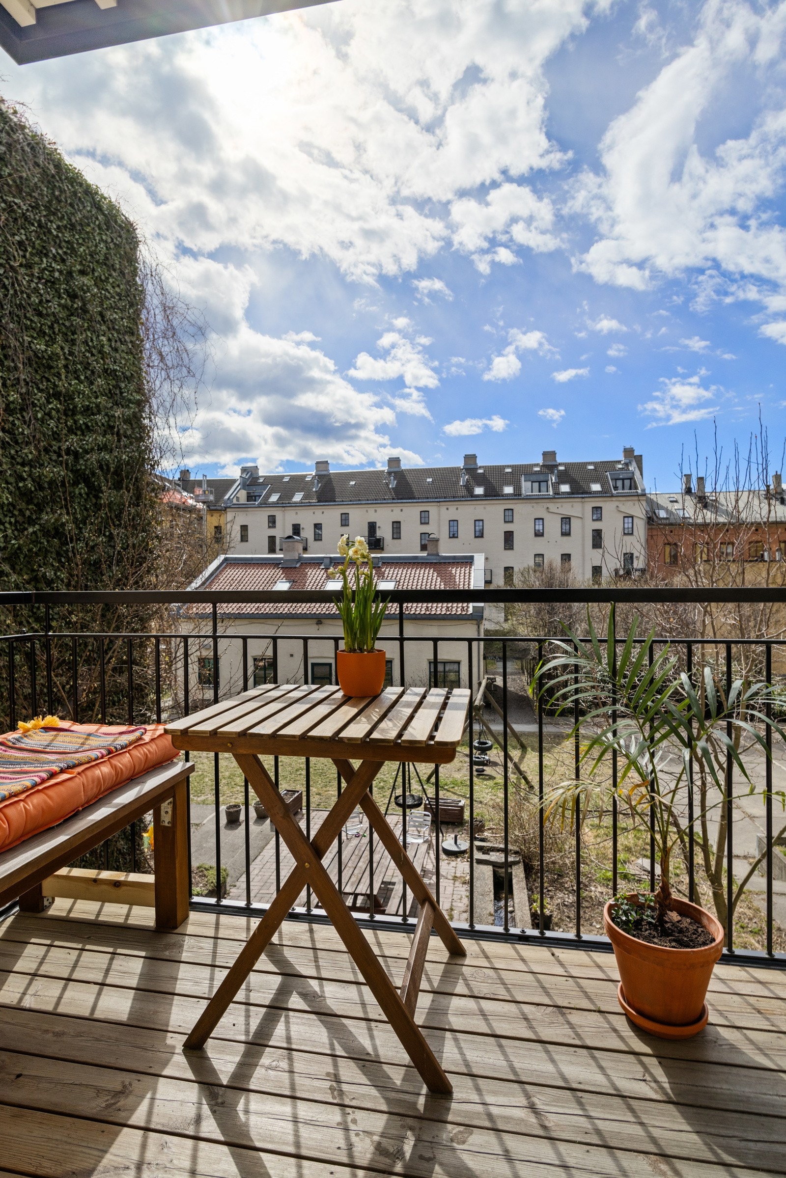 - Balkongen fungerer utmerket som en forlengelse av boligen i sommerhalvåret - Galleribilde