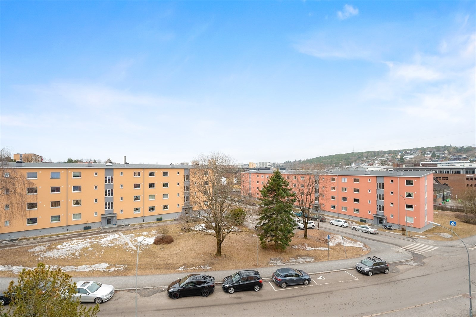 Barnevennlig område med nærhet til skole, barnehage, offentlig transport samt en rekke andre fasiliteter. Galleribilde