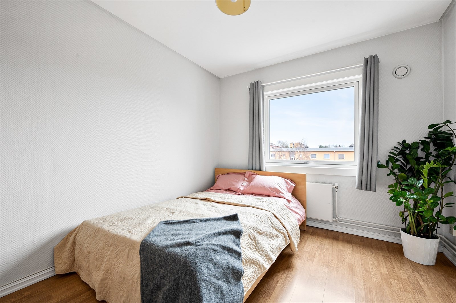 Soverom 1 har god plass til stor seng og tilhørende soveromsmøblement. Galleribilde