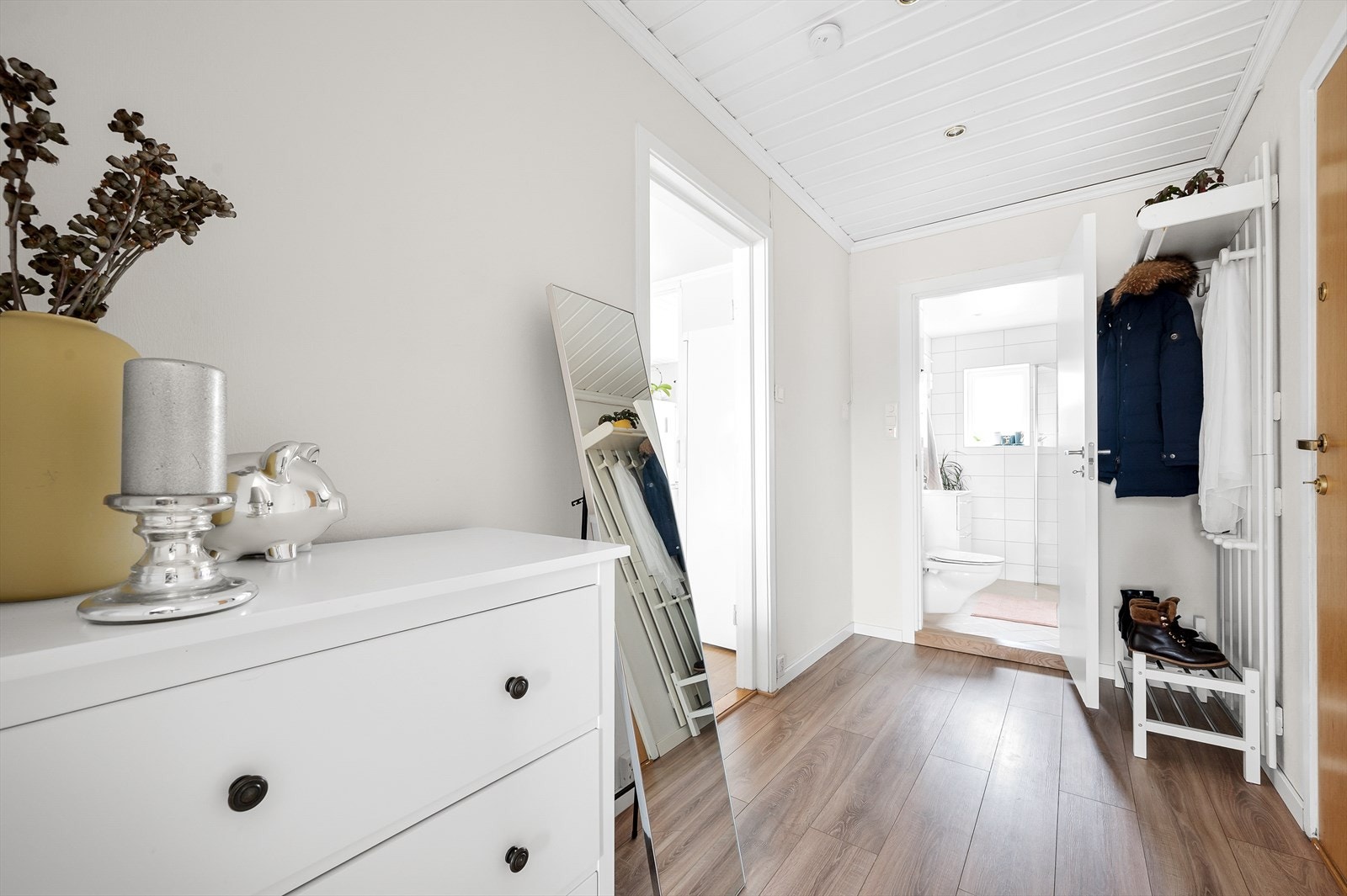 Her har man gode oppbevaringsmuligheter til yttertøy og sko. Galleribilde