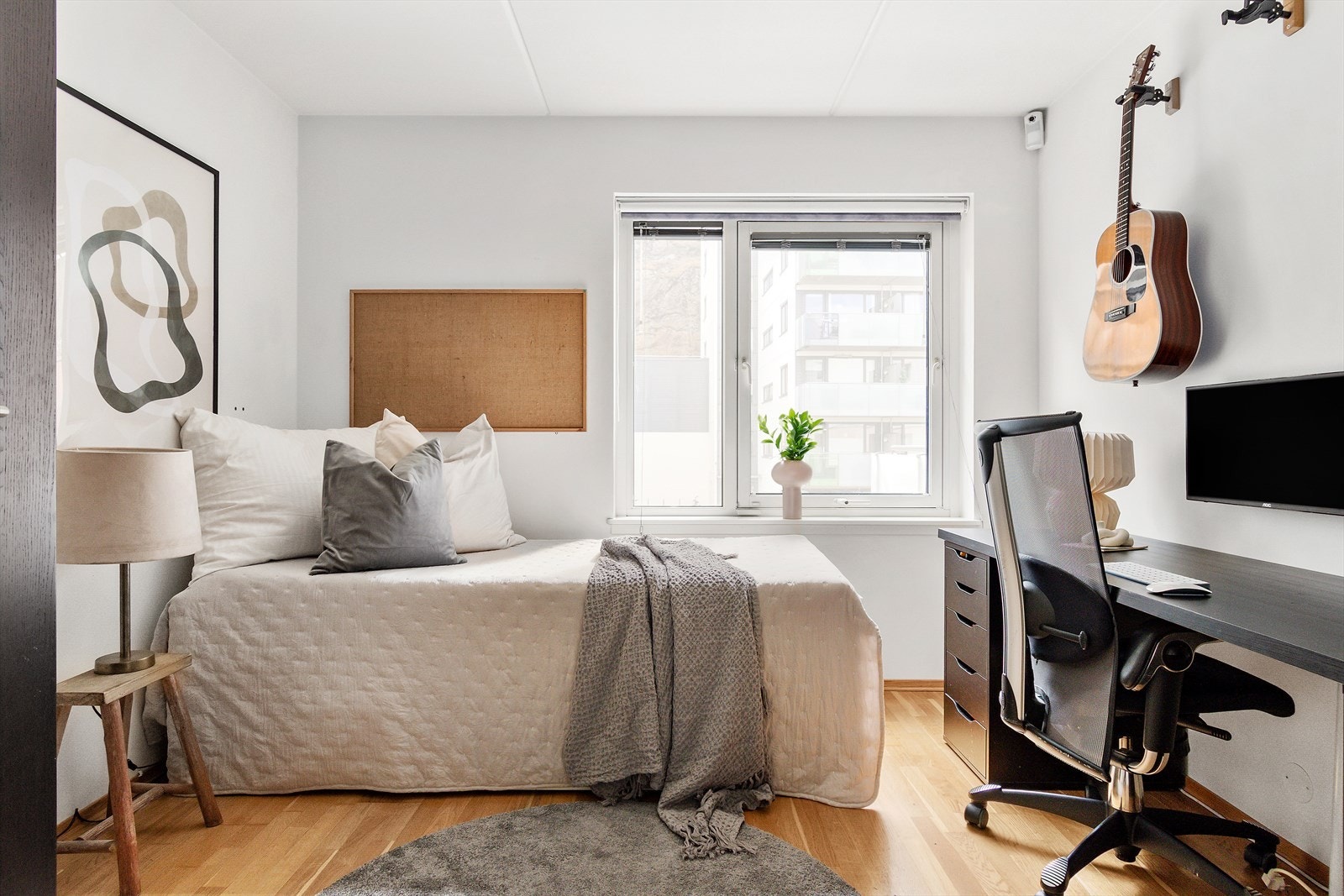 Soverom 2 er av fin størrelse og er i dag innredet med seng, skrivebord og garderobeskap. Galleribilde