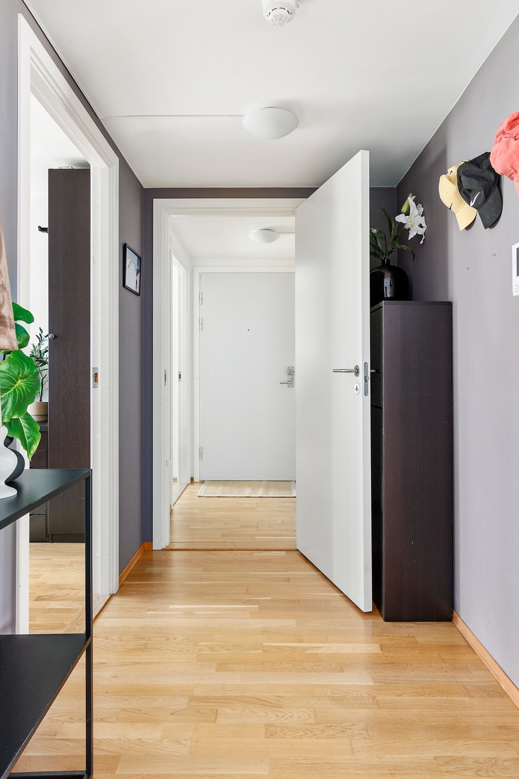 Innbydende entré/gang med god plass til å henge fra seg yttertøy og sko. Galleribilde