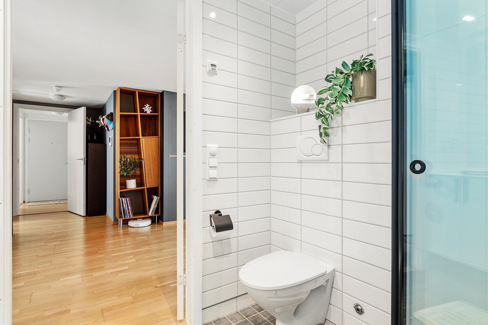 Badet har gulvvarme og god plass til vaskemaskin. Galleribilde