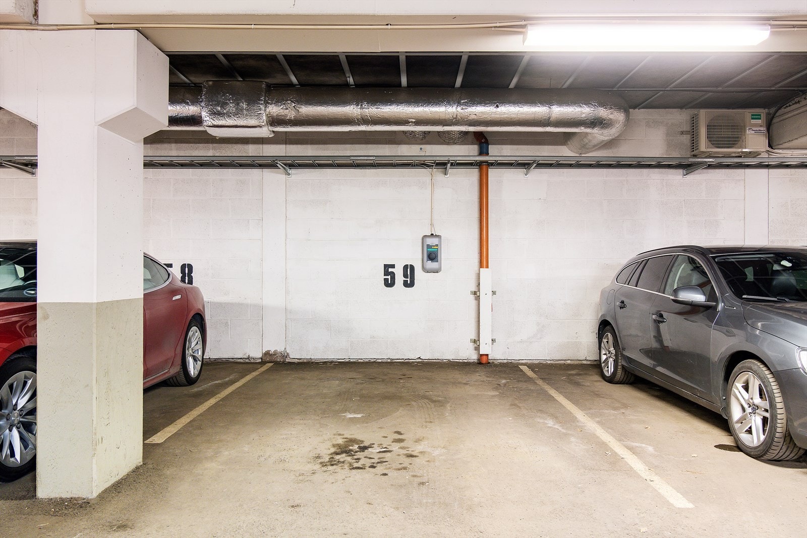 Det medfølger en ekstra bred (3,1m) parkeringsplass med elbillader i lukket garasjeanlegg. Galleribilde