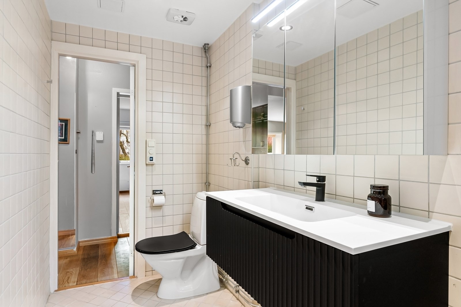 Badet har gulvvarme og downlights i tak. Galleribilde