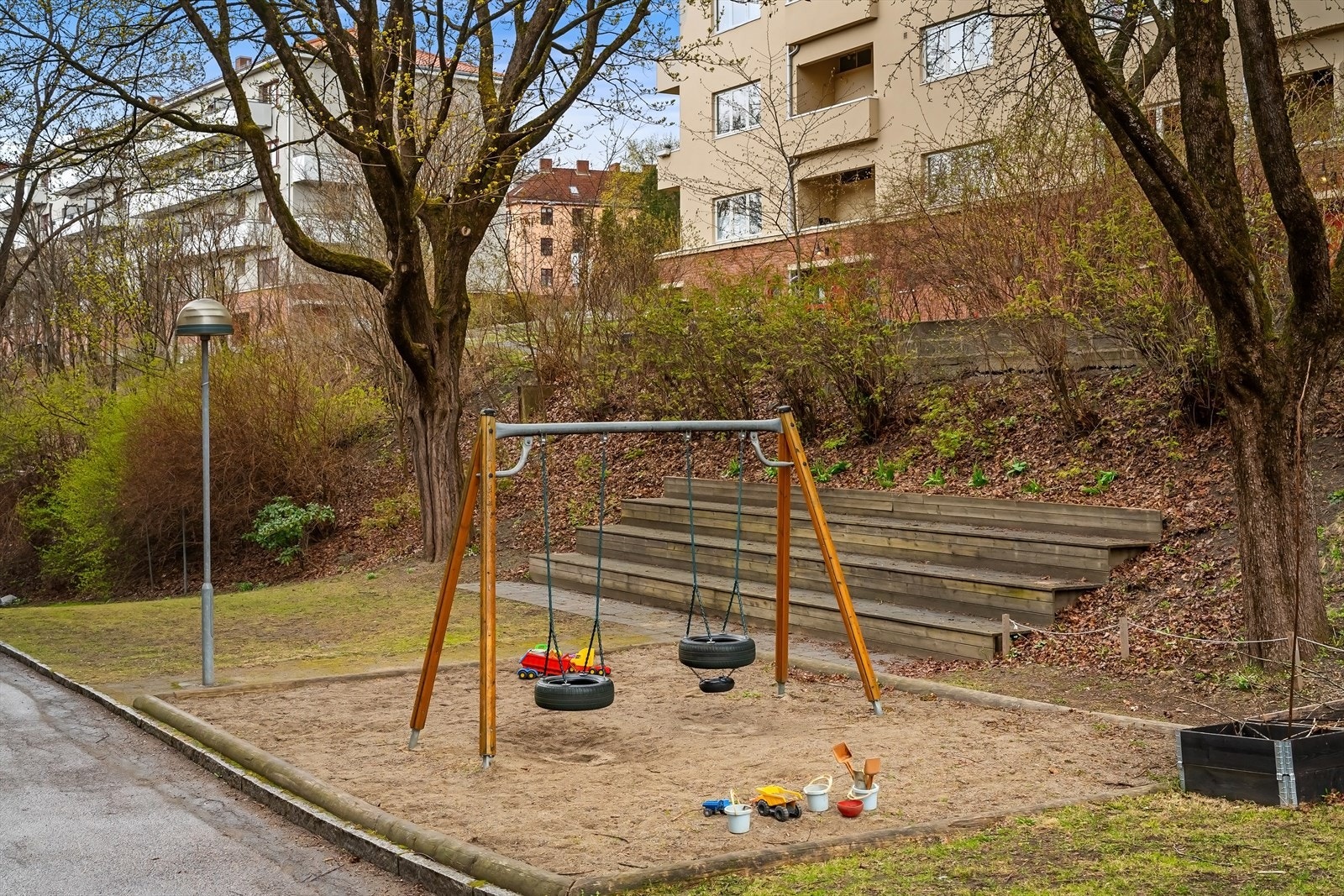 Rett utenfor bygården finner man en hyggelig lekeplass med husker, sandkasse og utemøbler om sommeren. Galleribilde