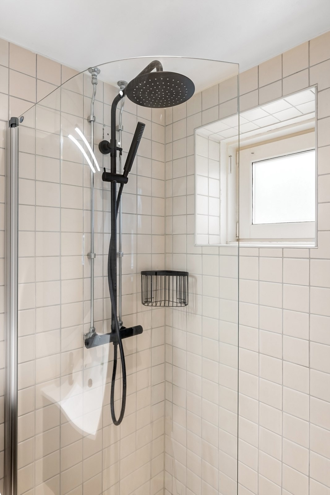 Nyere innredning med sorte detaljer. Galleribilde