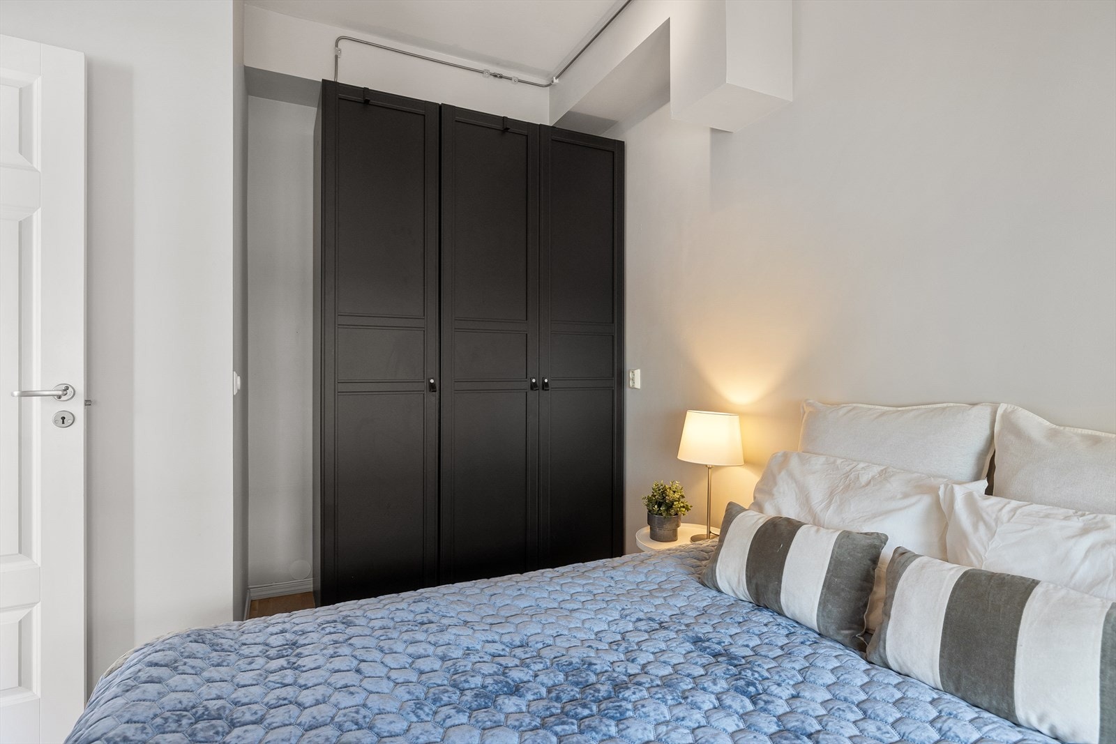 Her er det plass til seng, skrivepult og stort garderobeskap. Galleribilde