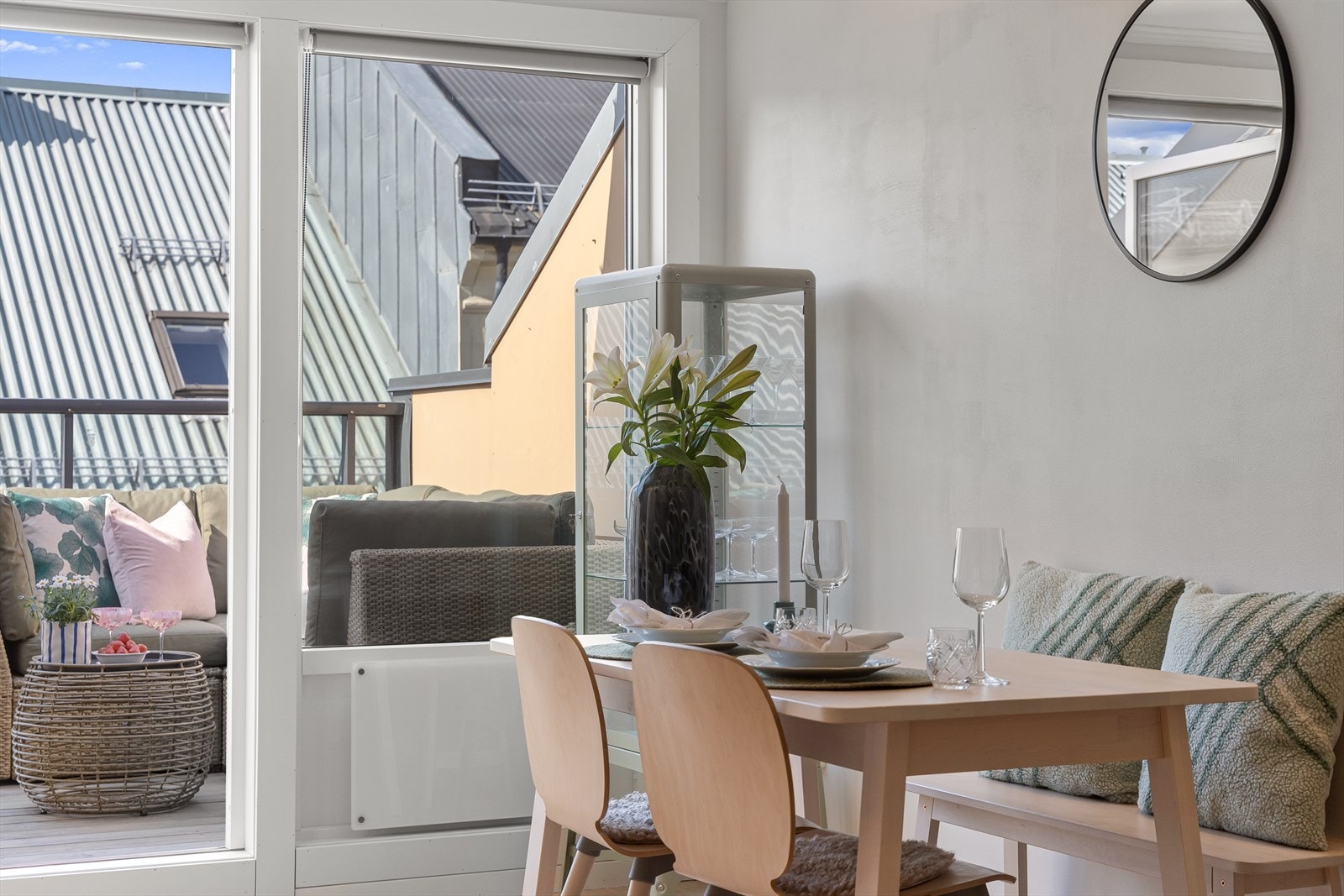 Leiligheten ligger i 5. etasje og inneholder entré, kjøkken, stue, bad og to soverom. Galleribilde