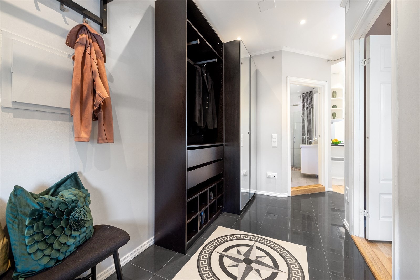 I gangen er det god plass til skap, knagger og skohylle for oppbevaring av yttertøy. Galleribilde