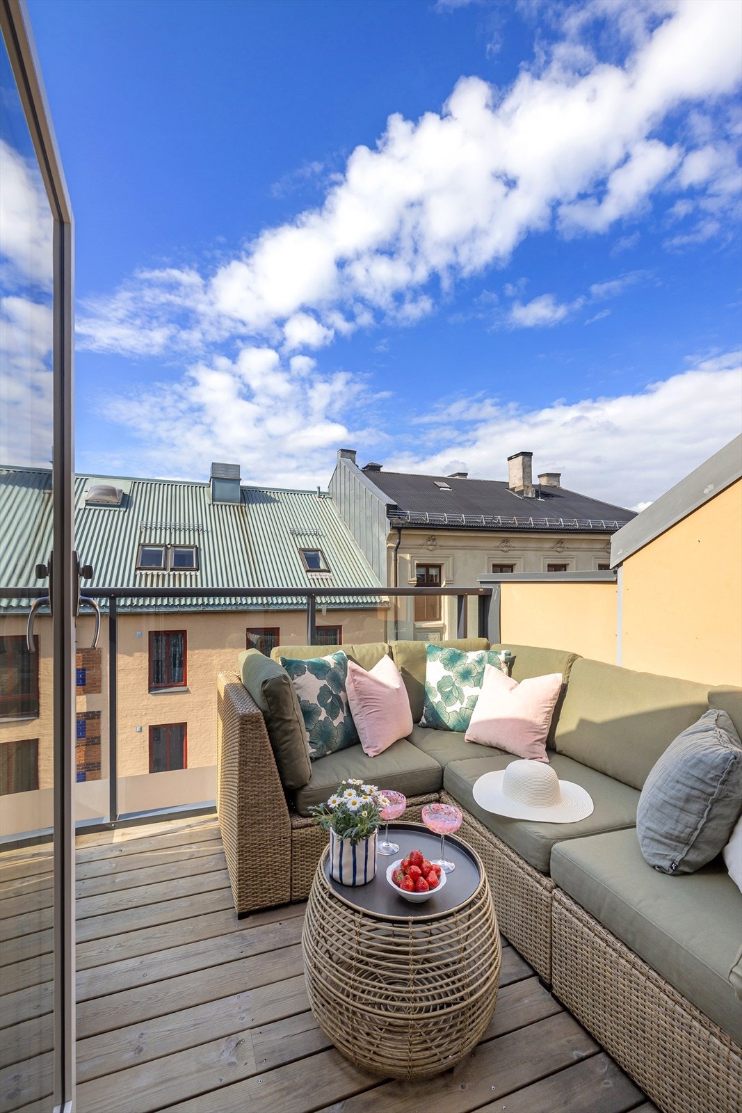 Fra stuen er det utgang til en solrik, sydvestvendt balkong på ca. 5 kvm. Galleribilde