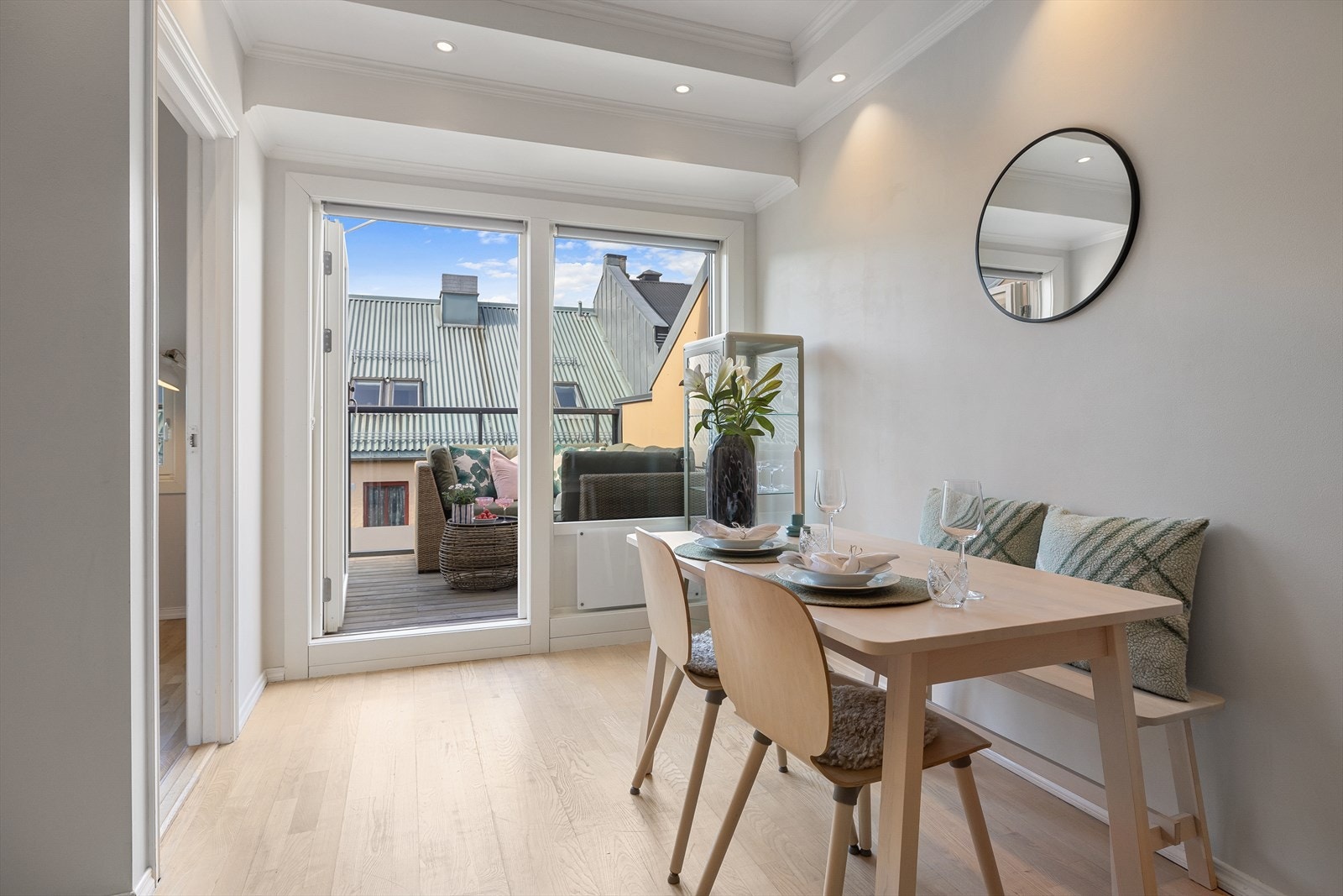 I stuen er det god plass til stort spisebord med hyggelig plassering ved vinduet. Galleribilde