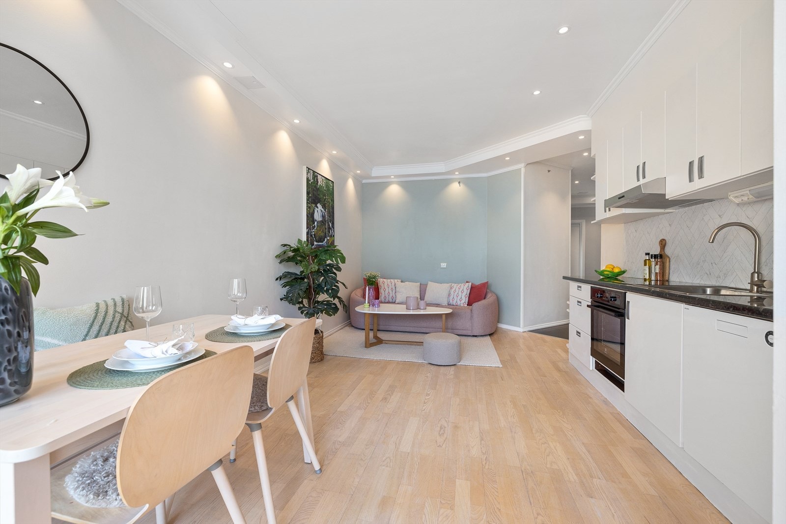 Stuen har en planløsning som oppleves naturlig, med flere innredningsalternativer. Galleribilde