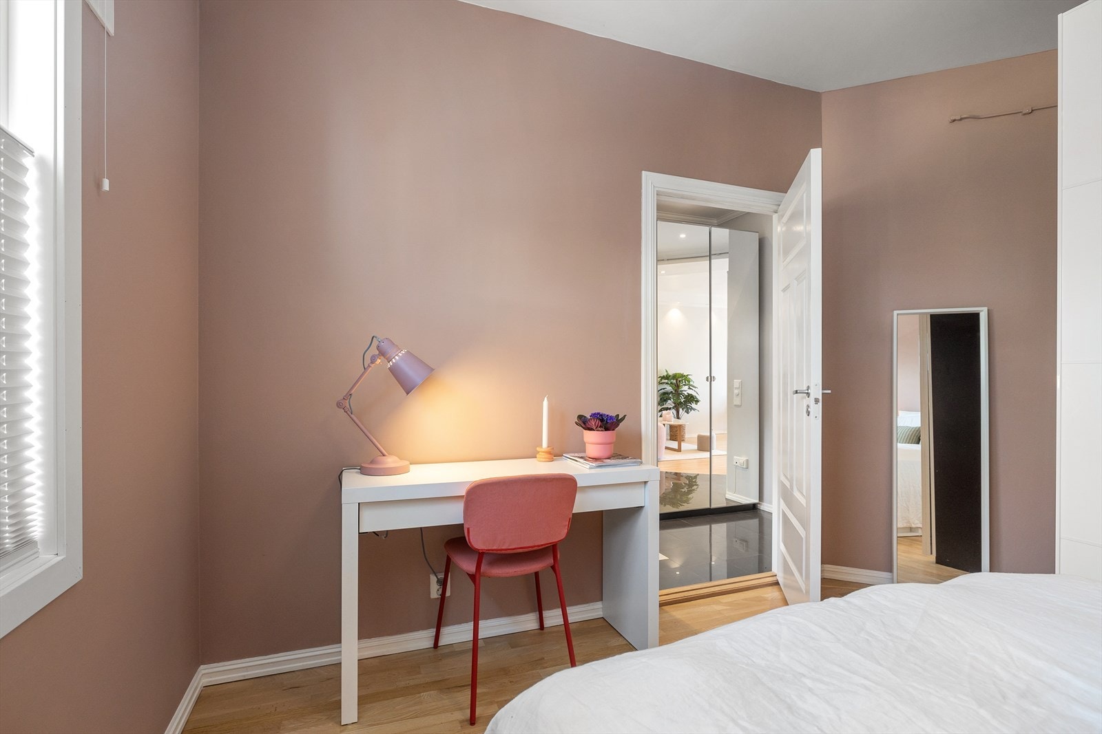 Soverommet vender mot bakgård. Rommet er malt i "Himmelkyss". Galleribilde