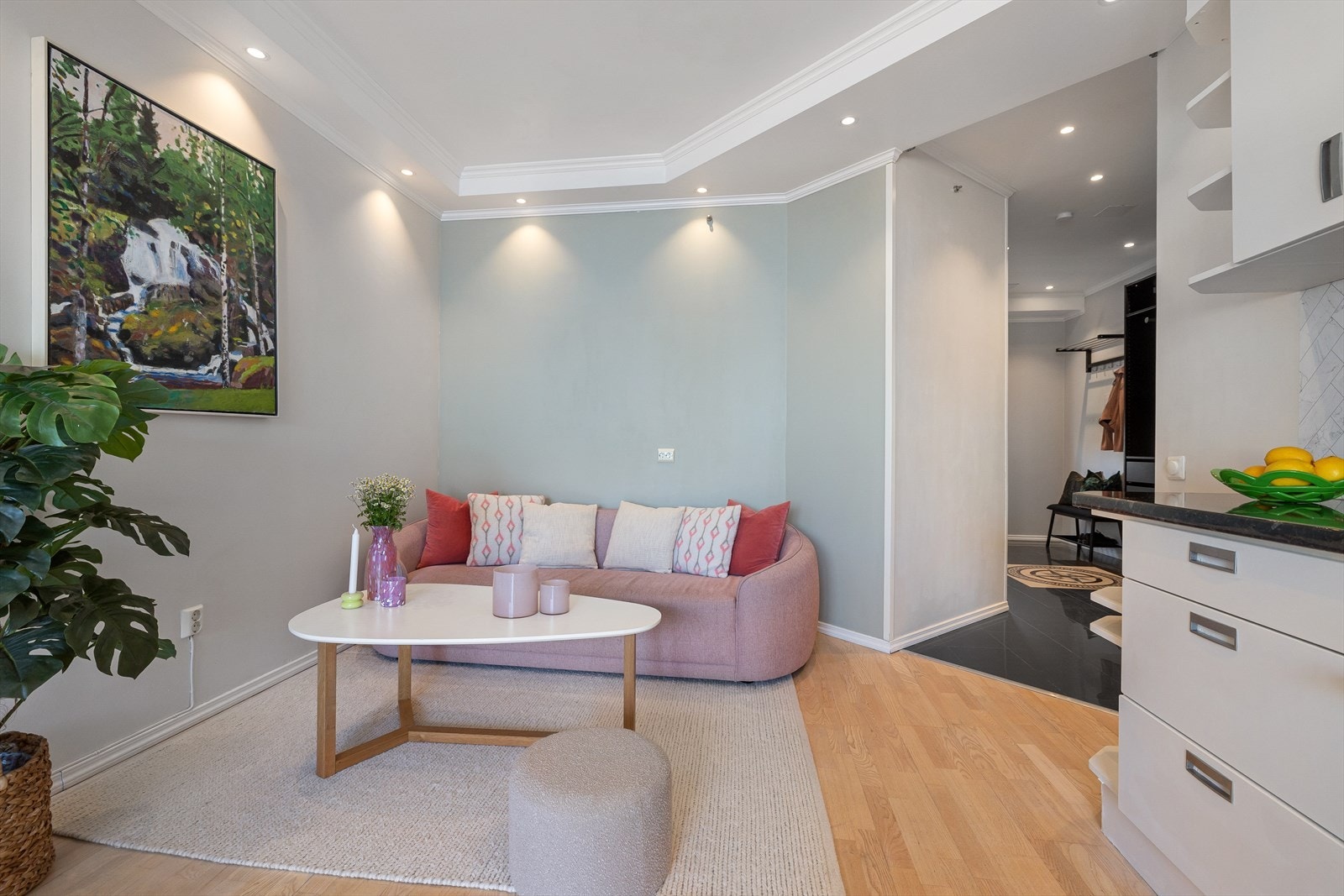 Leiligheten er nylig malt og er holdt i lune og delikate fargetoner. Galleribilde