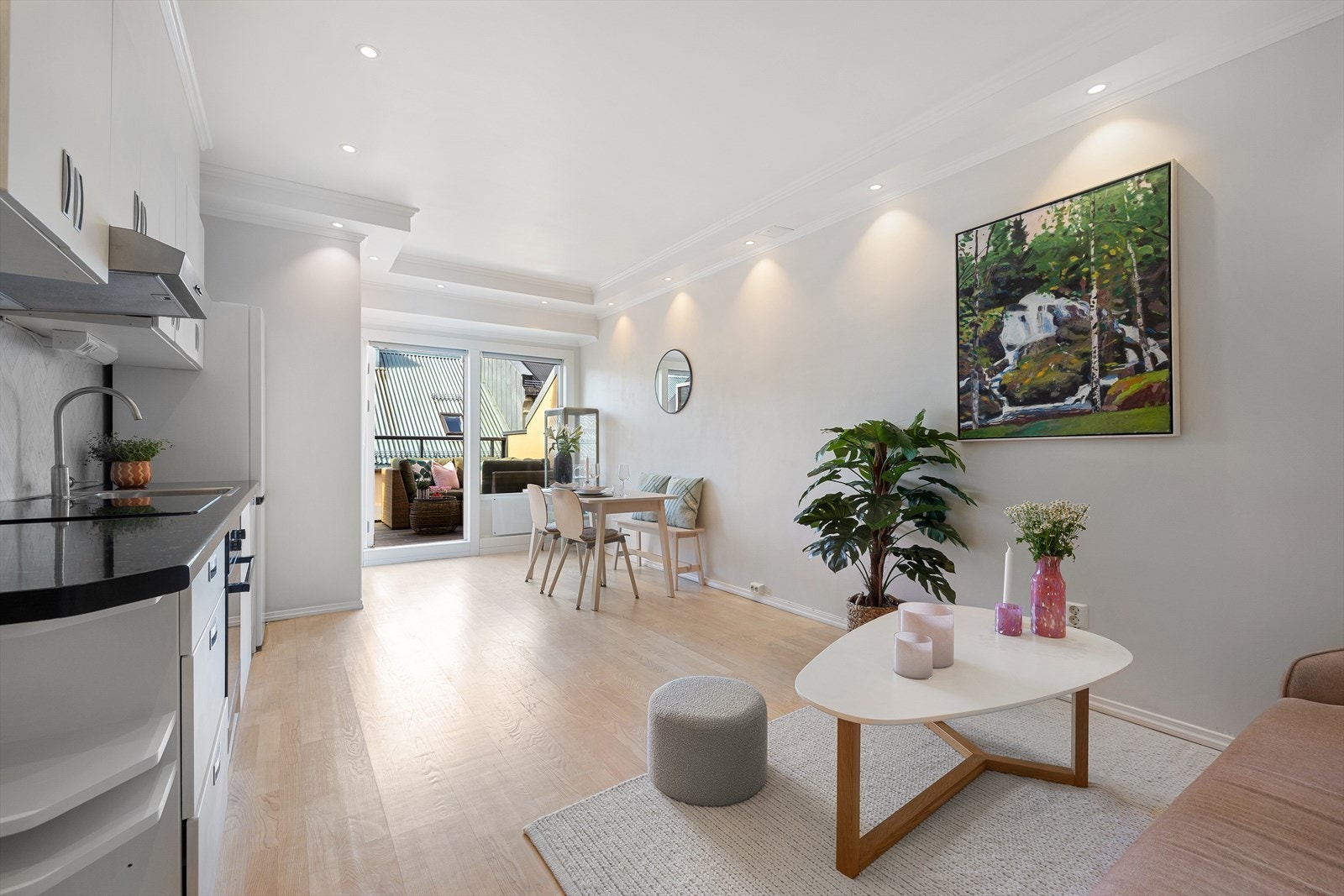 Leiligheten oppleves luftig og gjennomført med pene overflater, downlights i himling og godt lysinnslipp. Galleribilde