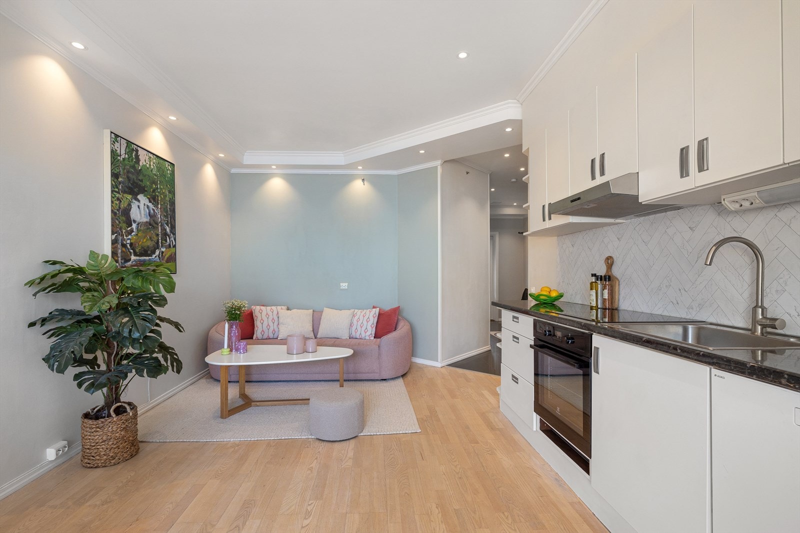 I stuen er det god plass sofagruppe, sofabord og tv-møblement. Galleribilde