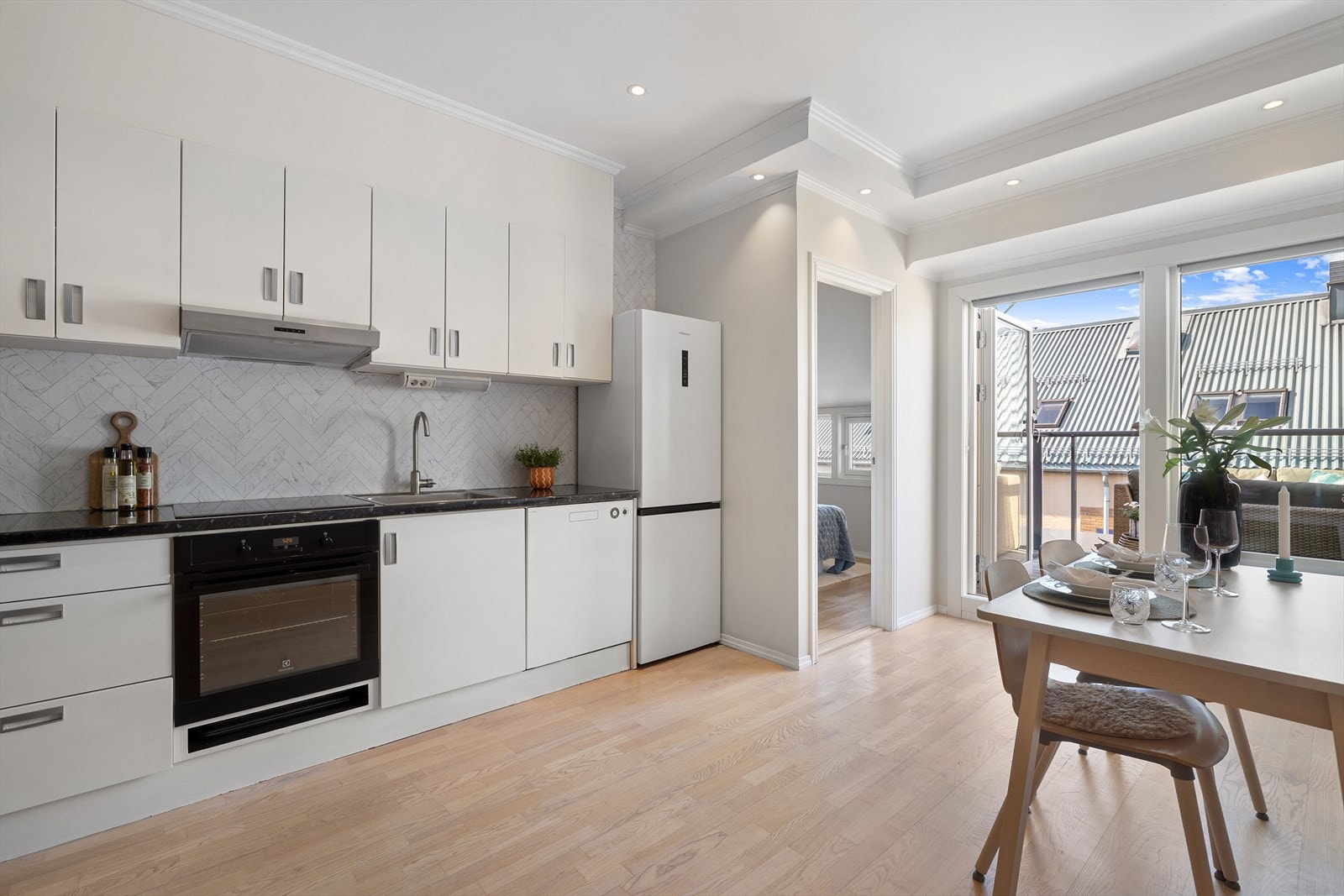 Pent, tidløst og praktisk kjøkken med masse lagringsplass. Galleribilde