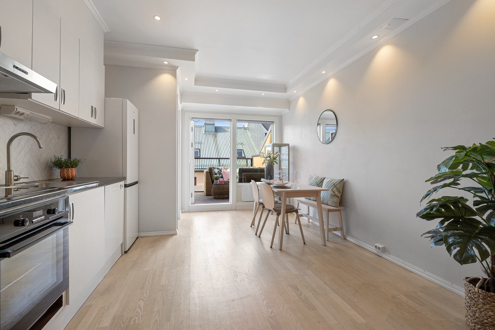 Rommet er malt i "Lys Antikk" og kontrastveggen i den lune farge "Pale Linden". Galleribilde