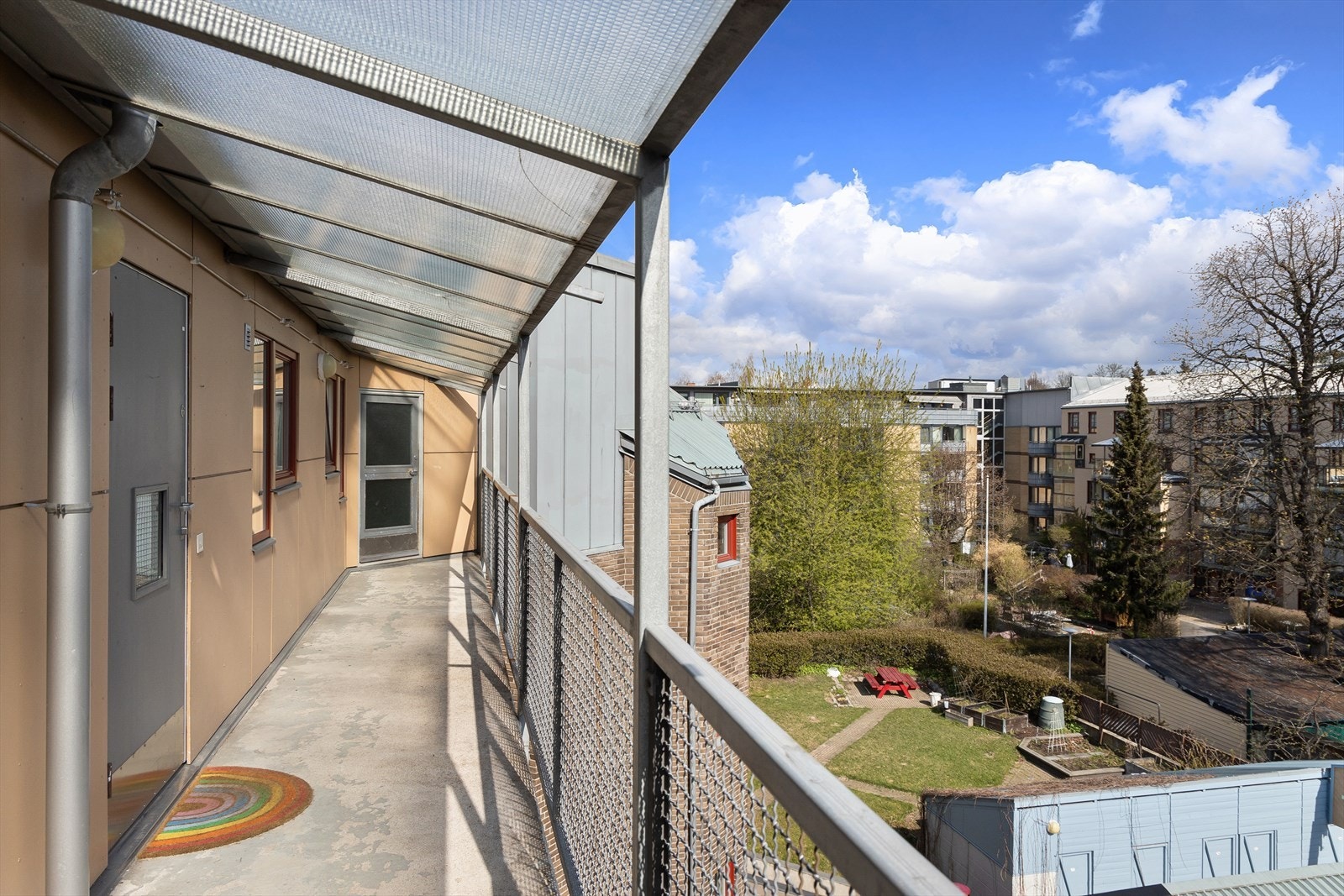 Inngang via svalgang vendt mot hyggelig bakgård. Galleribilde