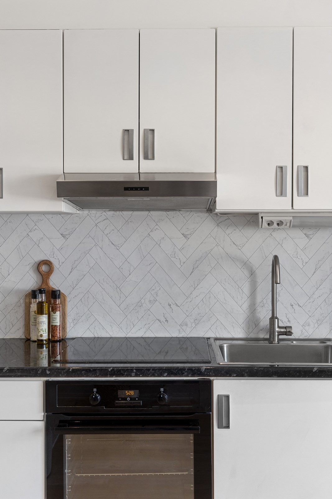 Det er integrert stekeovn og platetopp samt avsatt plass til frittstående kjøleskap. Galleribilde