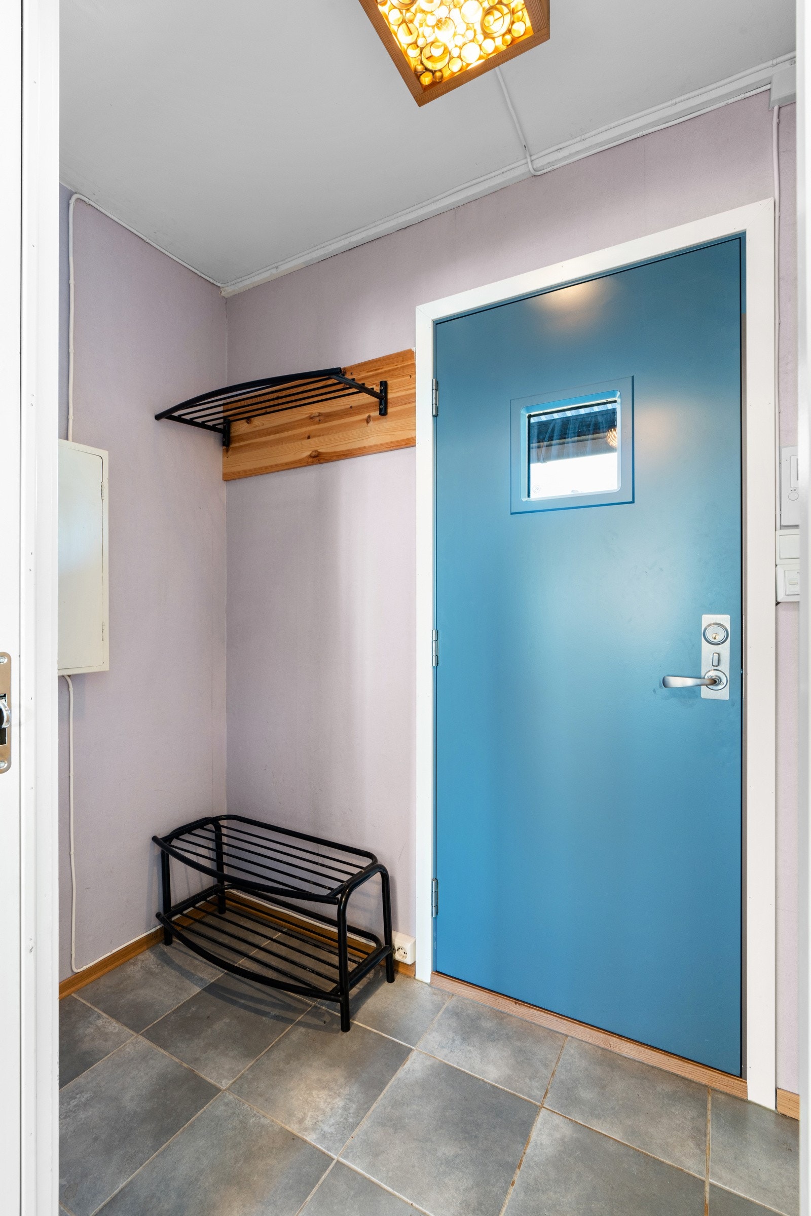 Leiligheten har en fin entré med brann- og lydklassifisert entrèdør med glassfelt, ny fra 2021. Garderobeskap og mulighet for heng til ytterklær. Galleribilde