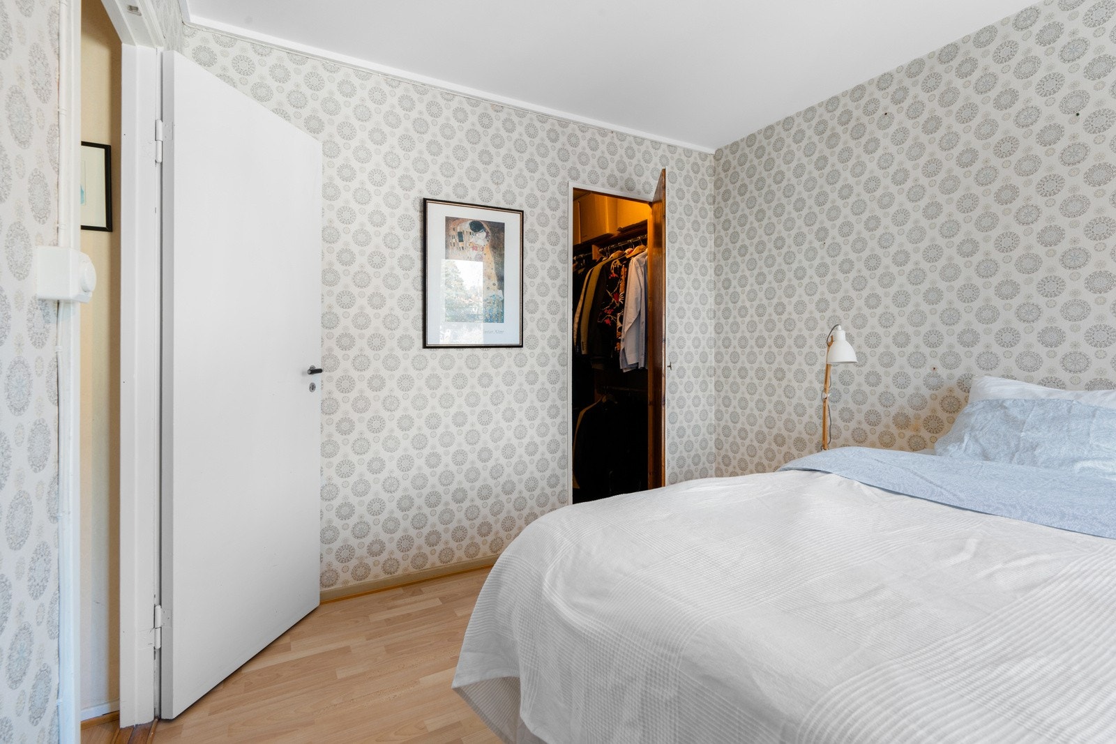 Romslig soverom med god plass til dobbeltseng med tilhørende nattbord. Galleribilde