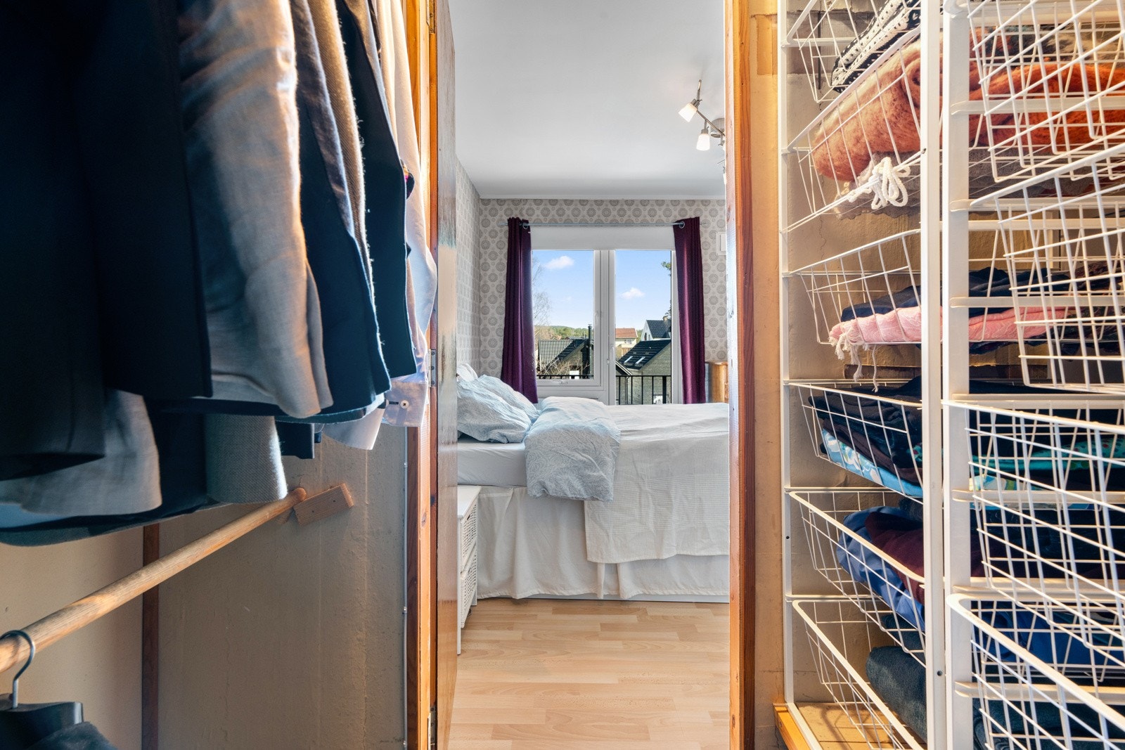 Tilgang til praktisk kott med gode lagringsmuligheter for klær og sko. Galleribilde