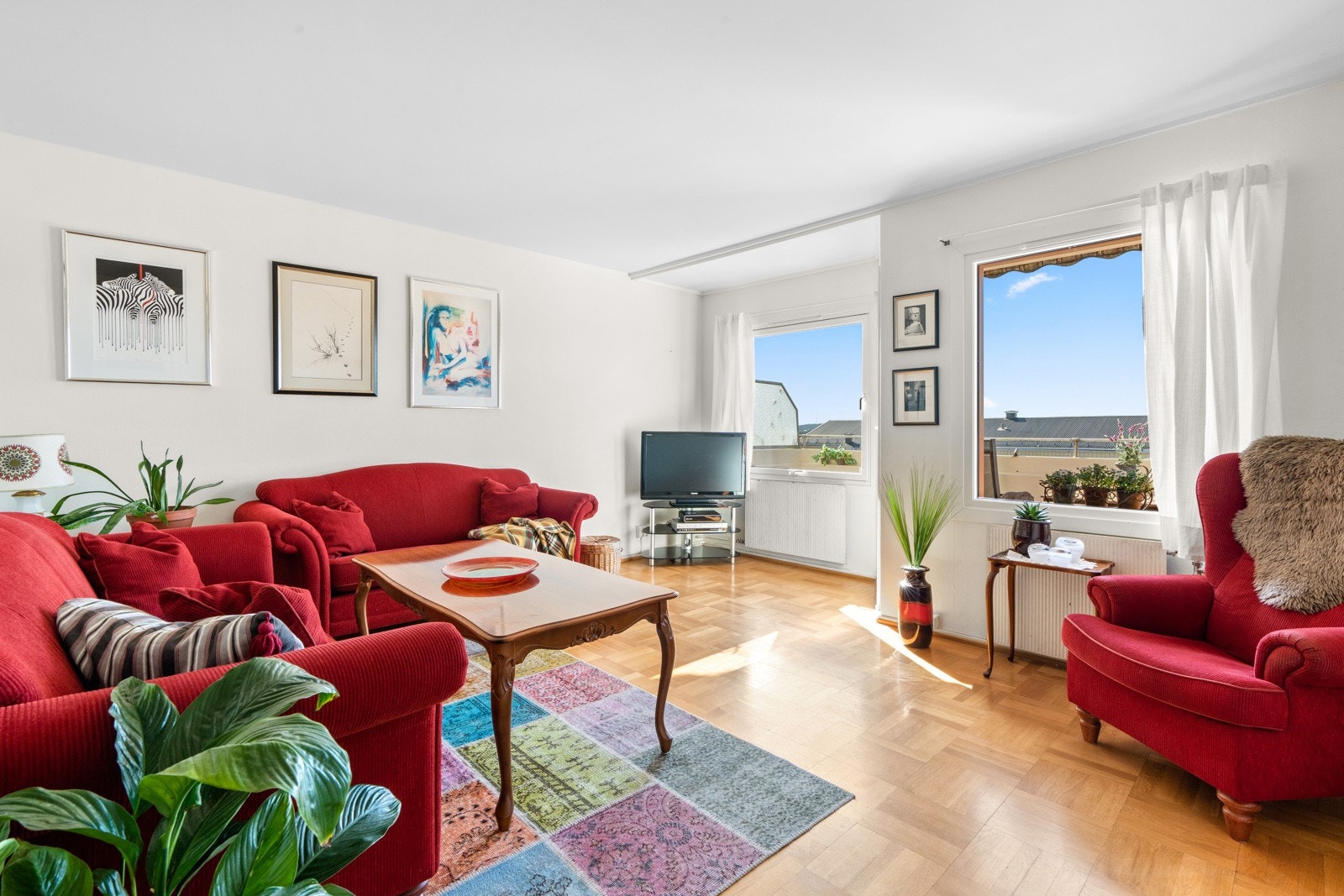 Leiligheten har gode vindusflater (2016 og 2018) som slipper inn rikelig med naturlig lys og gir en god romfølelse. Galleribilde