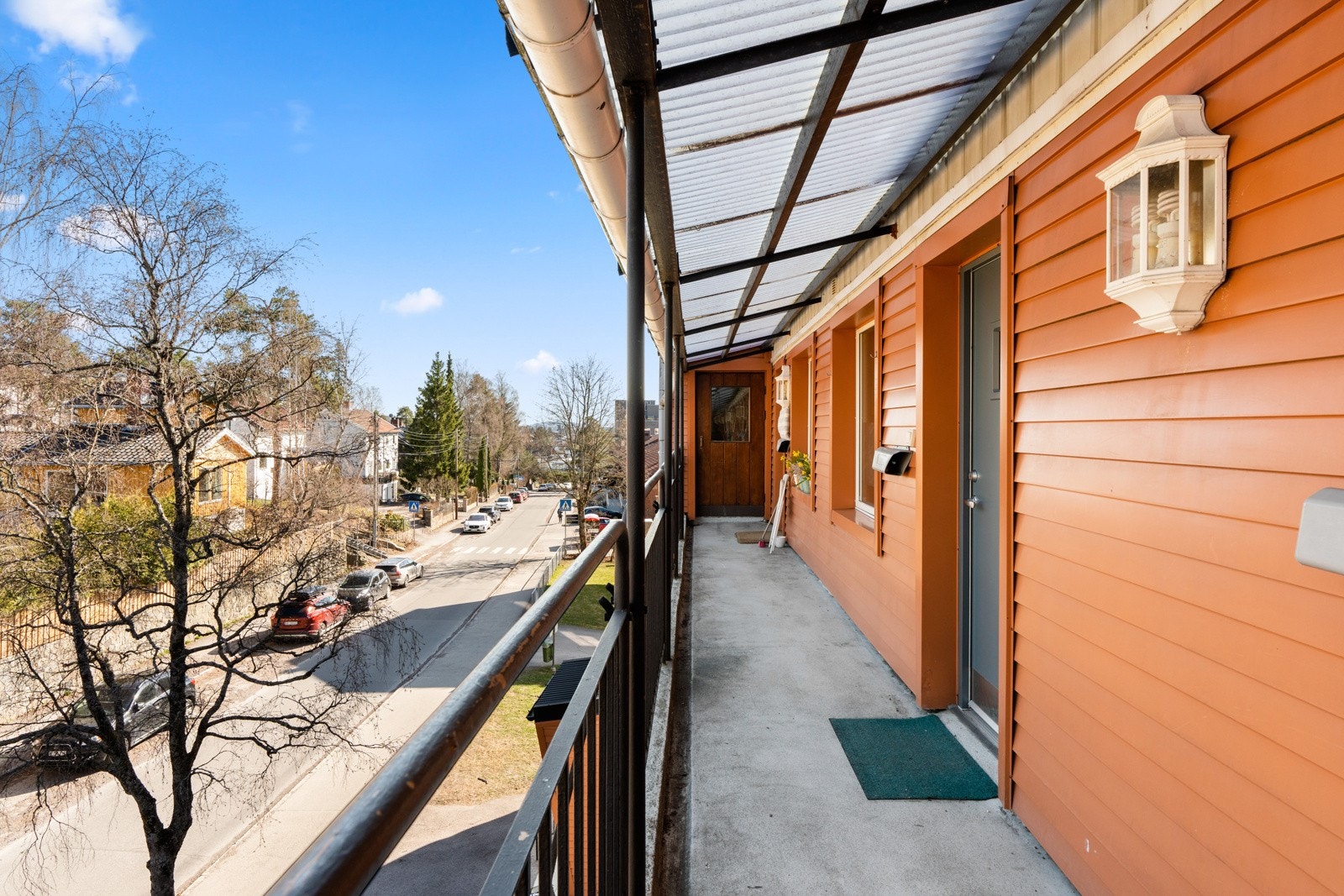 Inngang via felles, overbygd svalgang. Galleribilde